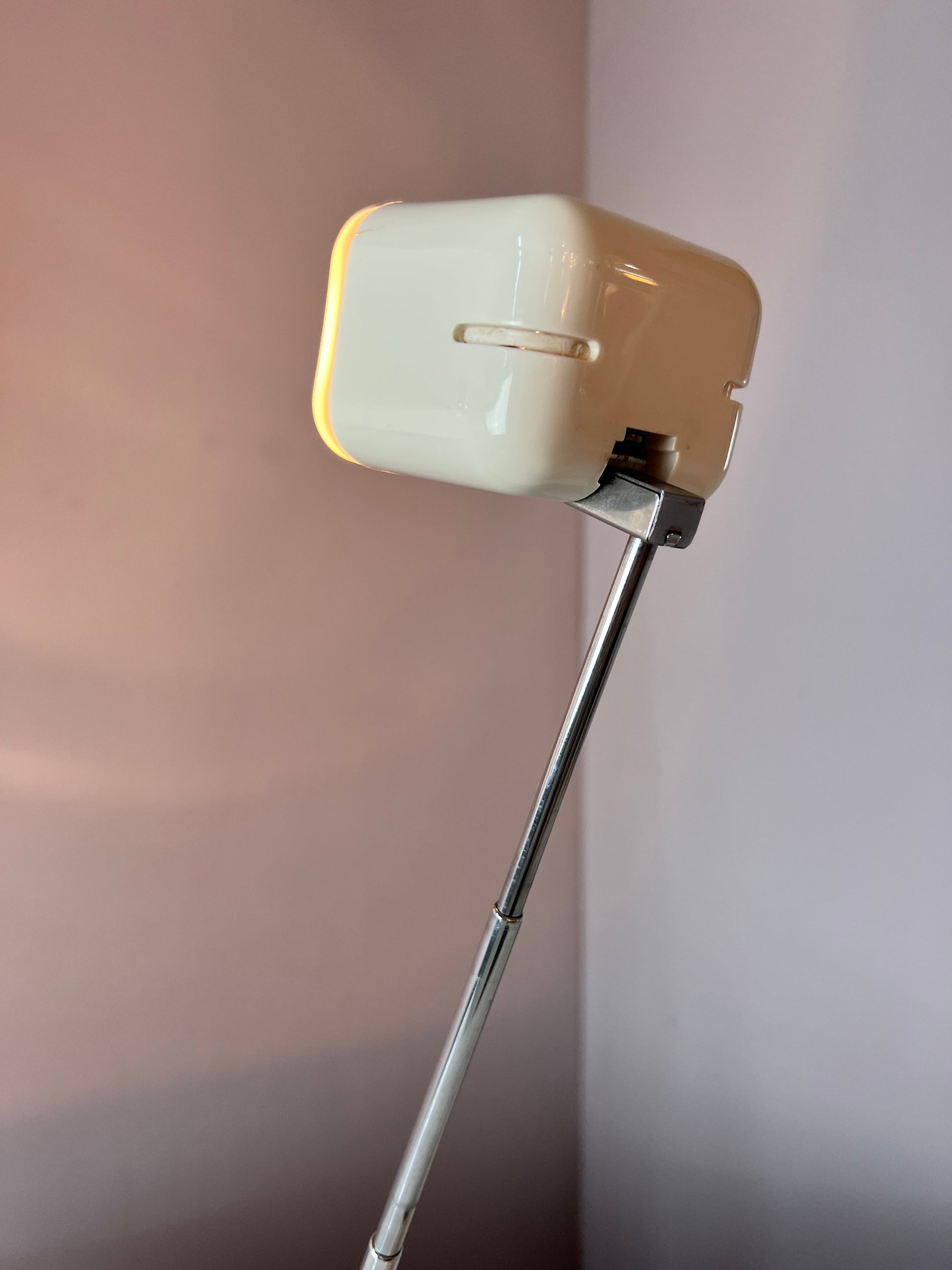 Tischlampe Modell 1001 weiß mit Teleskoparm von Karstadt