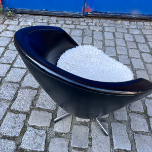 Cocktailsessel Kunstleder mit beigem Fellkissen