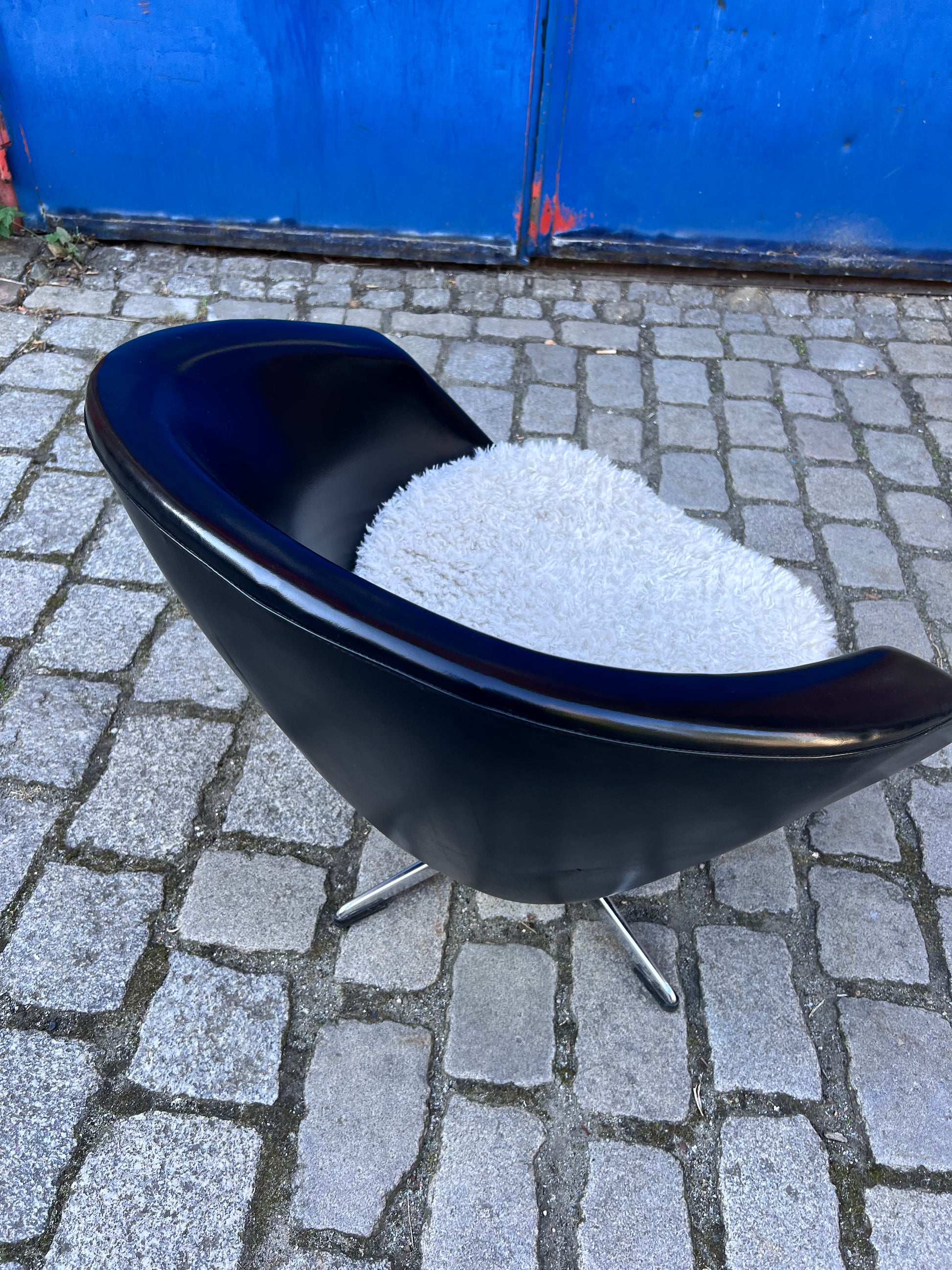 Cocktailsessel Kunstleder mit beigem Fellkissen