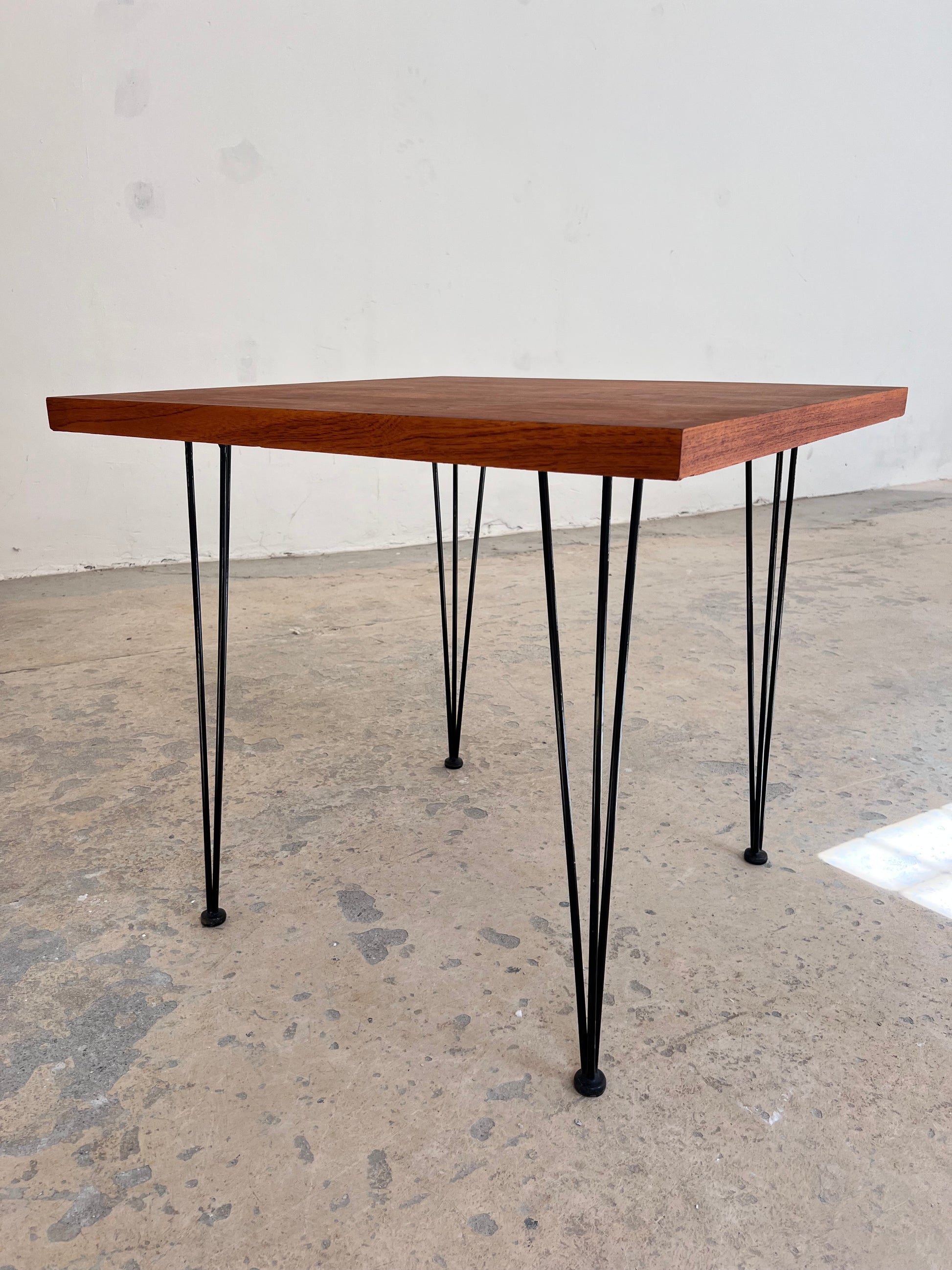 Quadratischer Esstisch Teak mit original Hairpinlegs