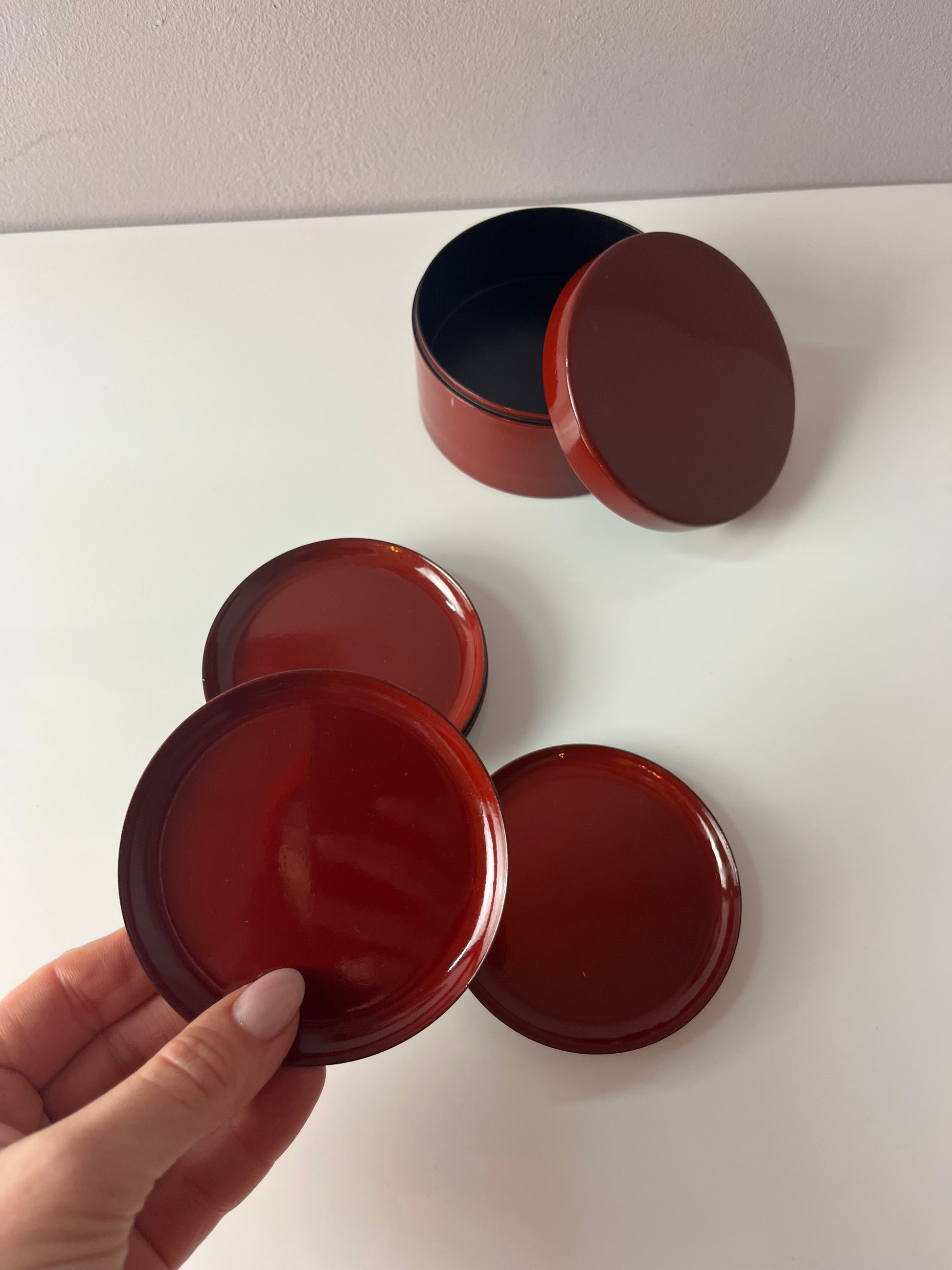 Set: 6x Untersetzer weinrot in Dose von Laurids Lønborg