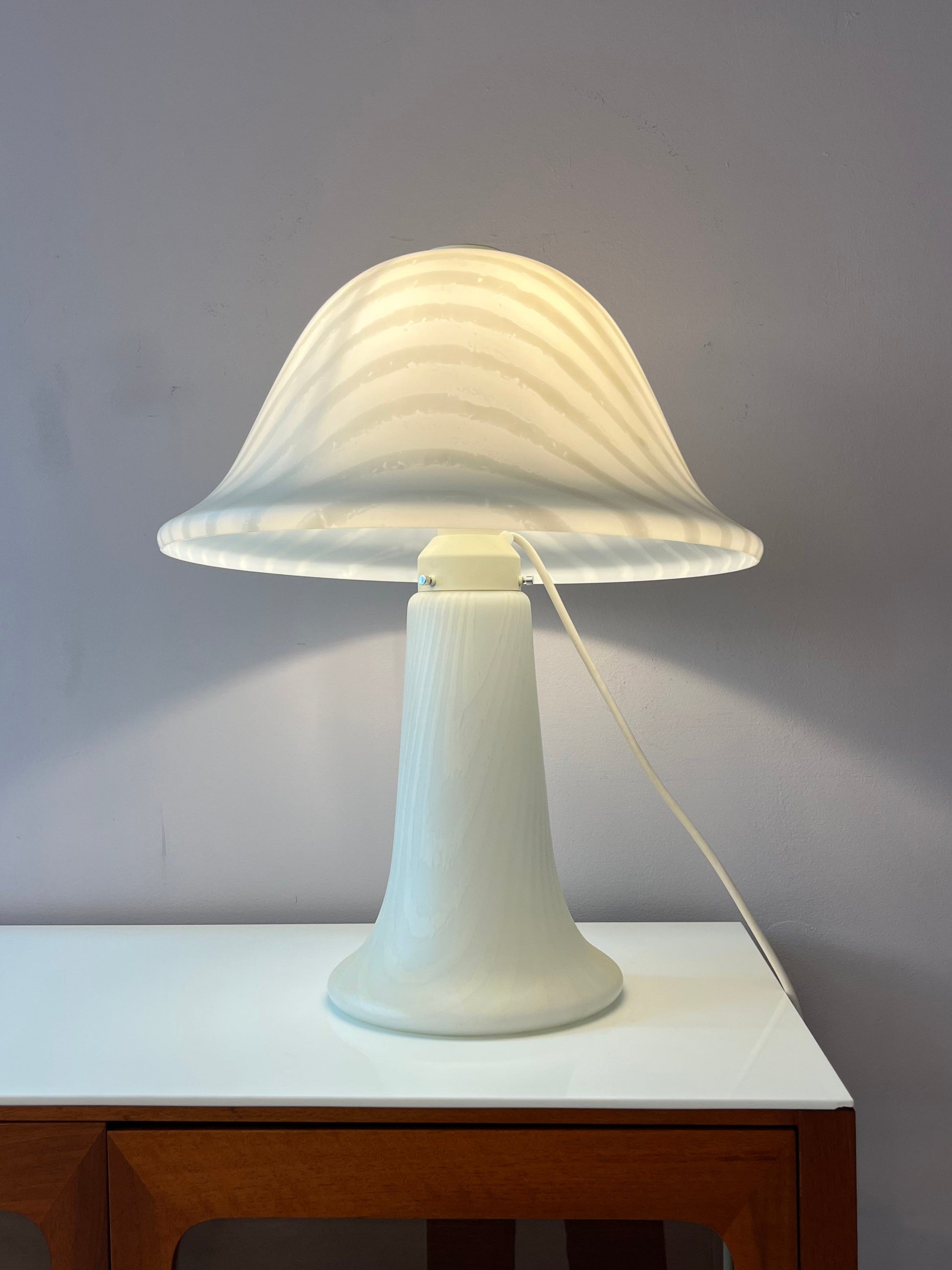 Pilzlampe weiß mit Zebramuster von Peill & Putzler