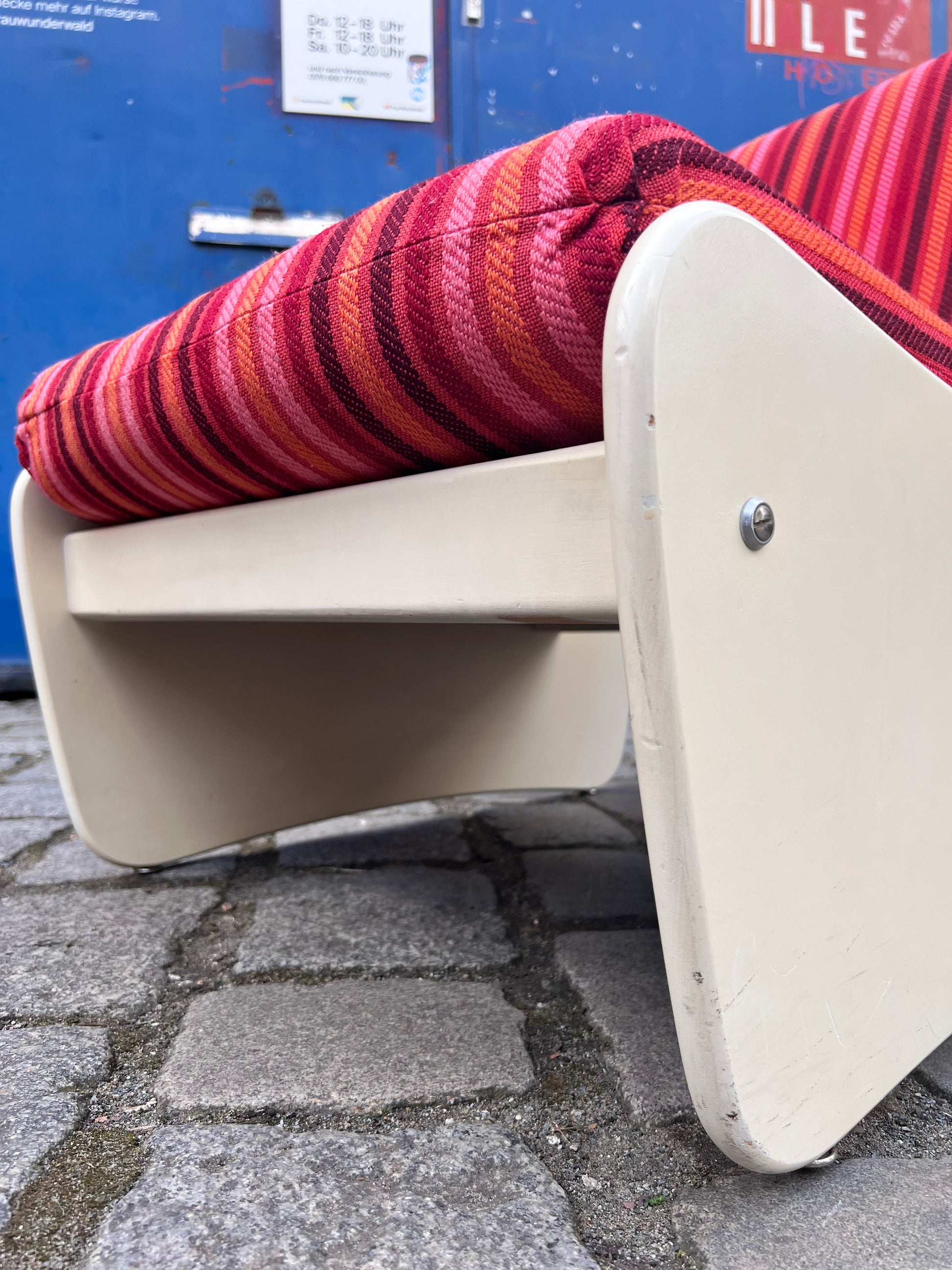 Sessel 70er pink gestreift