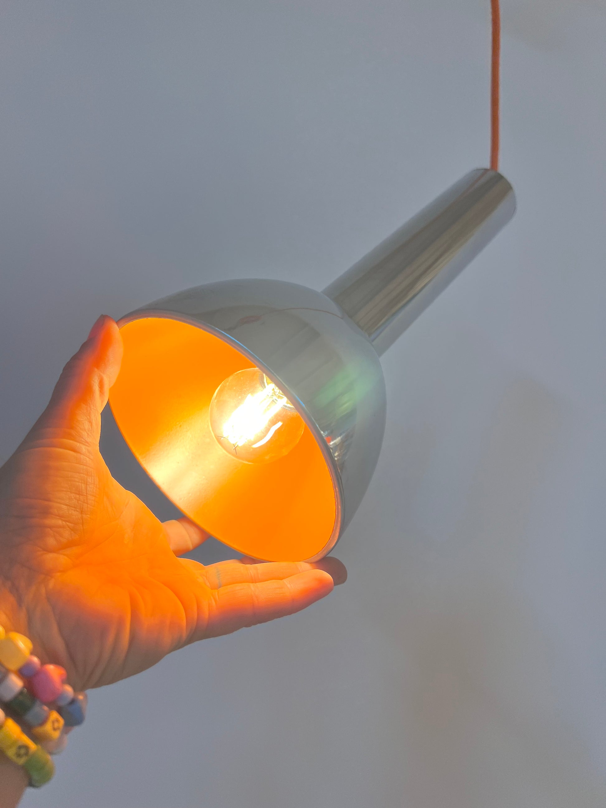 Spotlampe Chrom mit orangem Akzentschirm