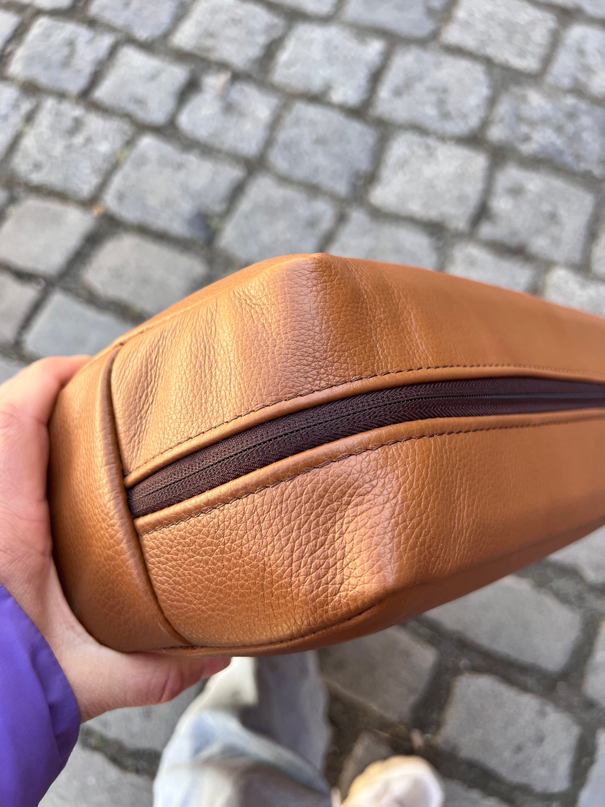 Hocker mit Lederkissen von Hans J. Wegner