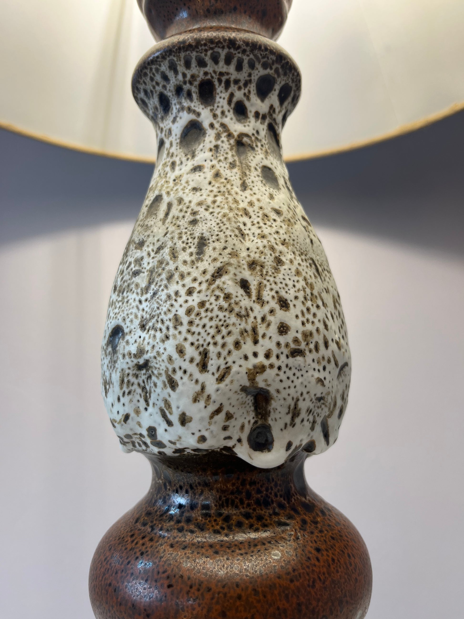 Tischlampe weiß braun Keramik von Hustadt Leuchten