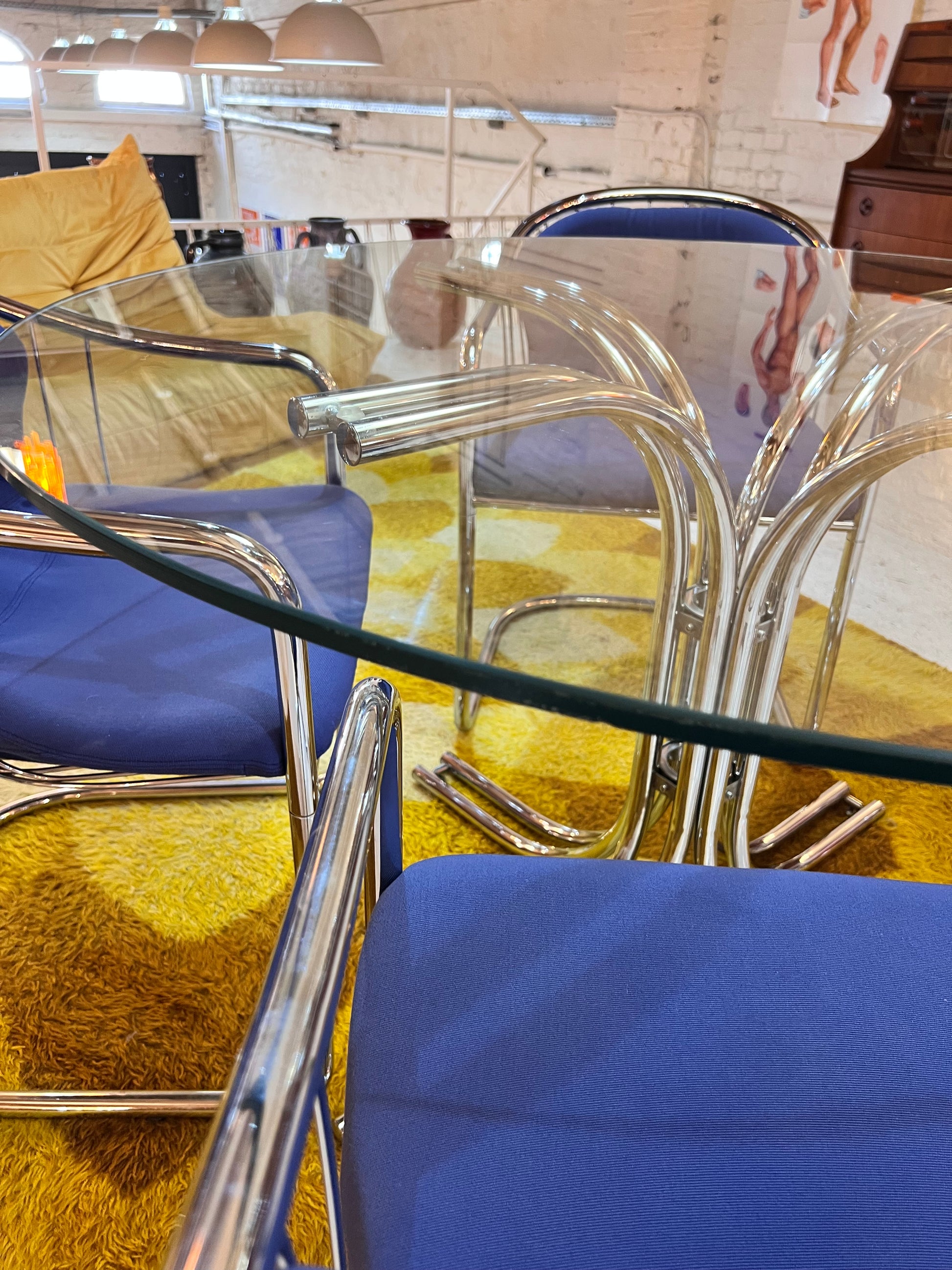 Set: 4x Freischwinger Chrom blau und runder Glastisch von Gastone Rinaldi für Alma