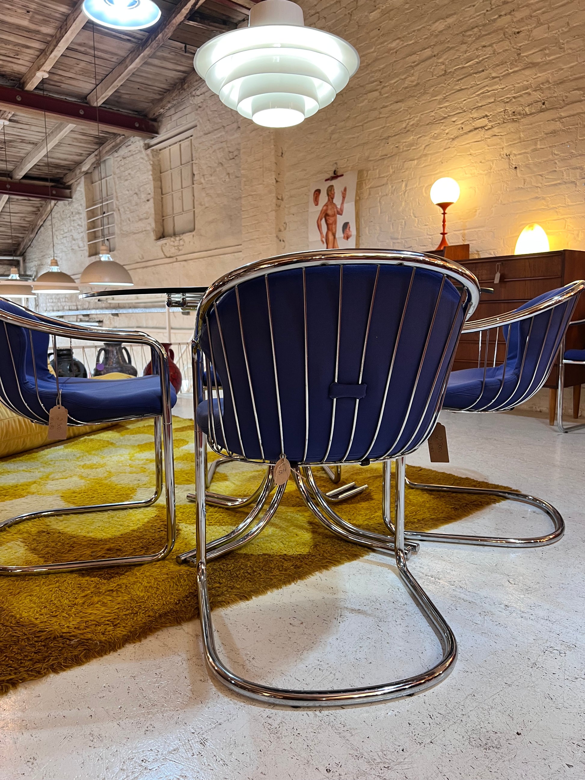 Set: 4x Freischwinger Chrom blau und runder Glastisch von Gastone Rinaldi für Alma