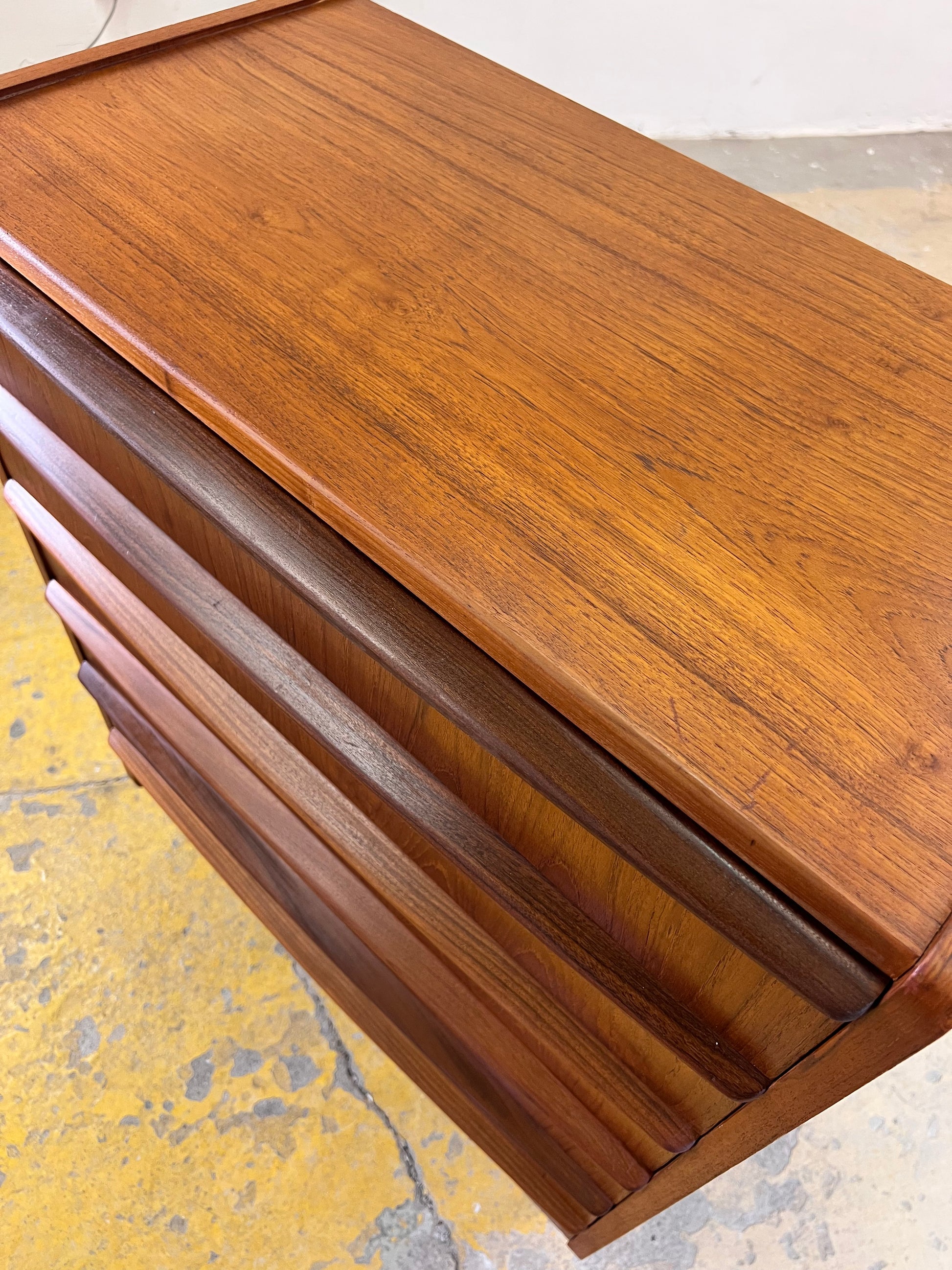 Kommode Teak mit geraden Griffen aus Dänemark
