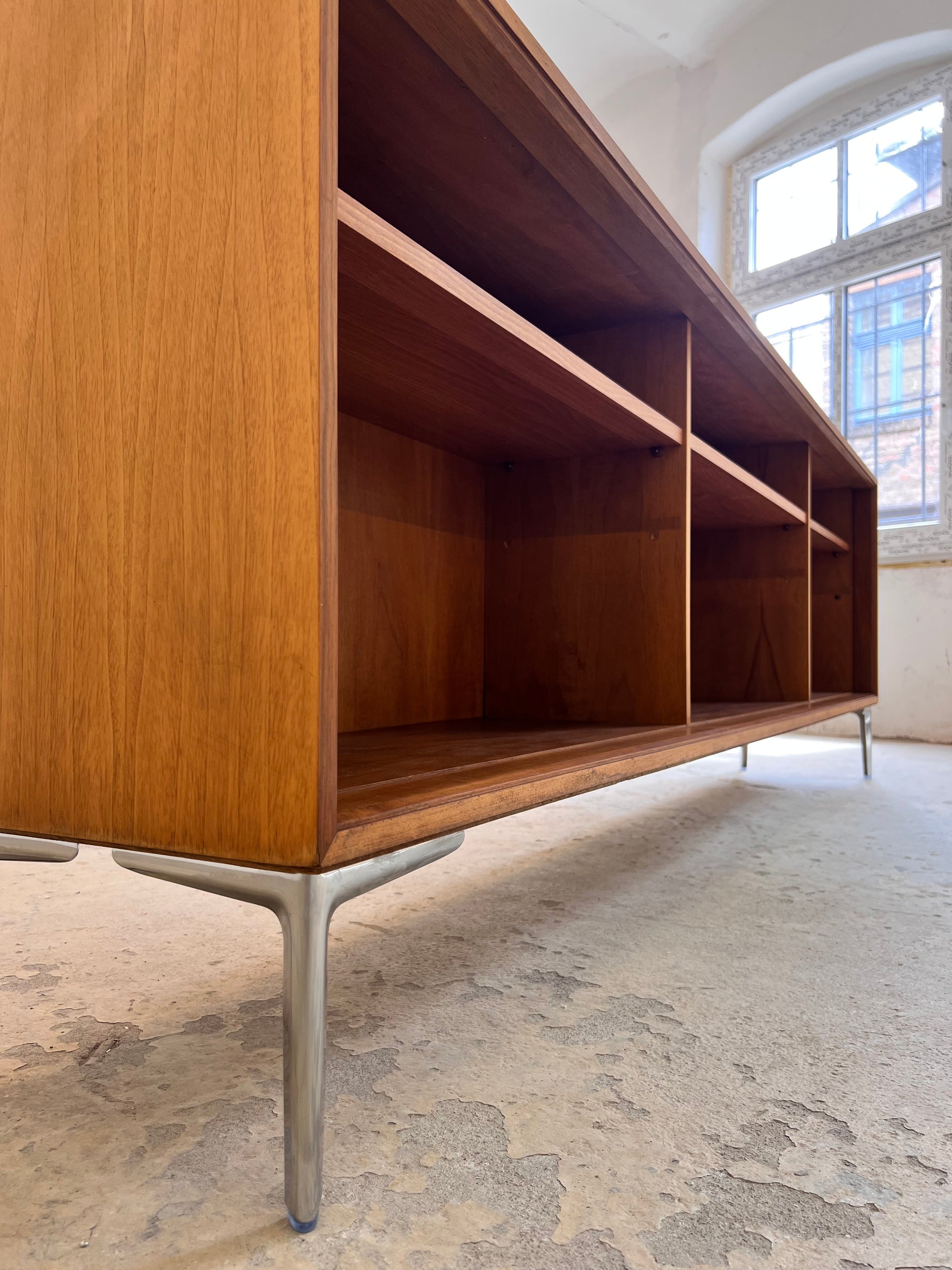 Sideboard Regal Nussbaum mit neuen Chromfüßen
