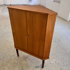 Eckschrank Teak mit Schloss aus Dänemark