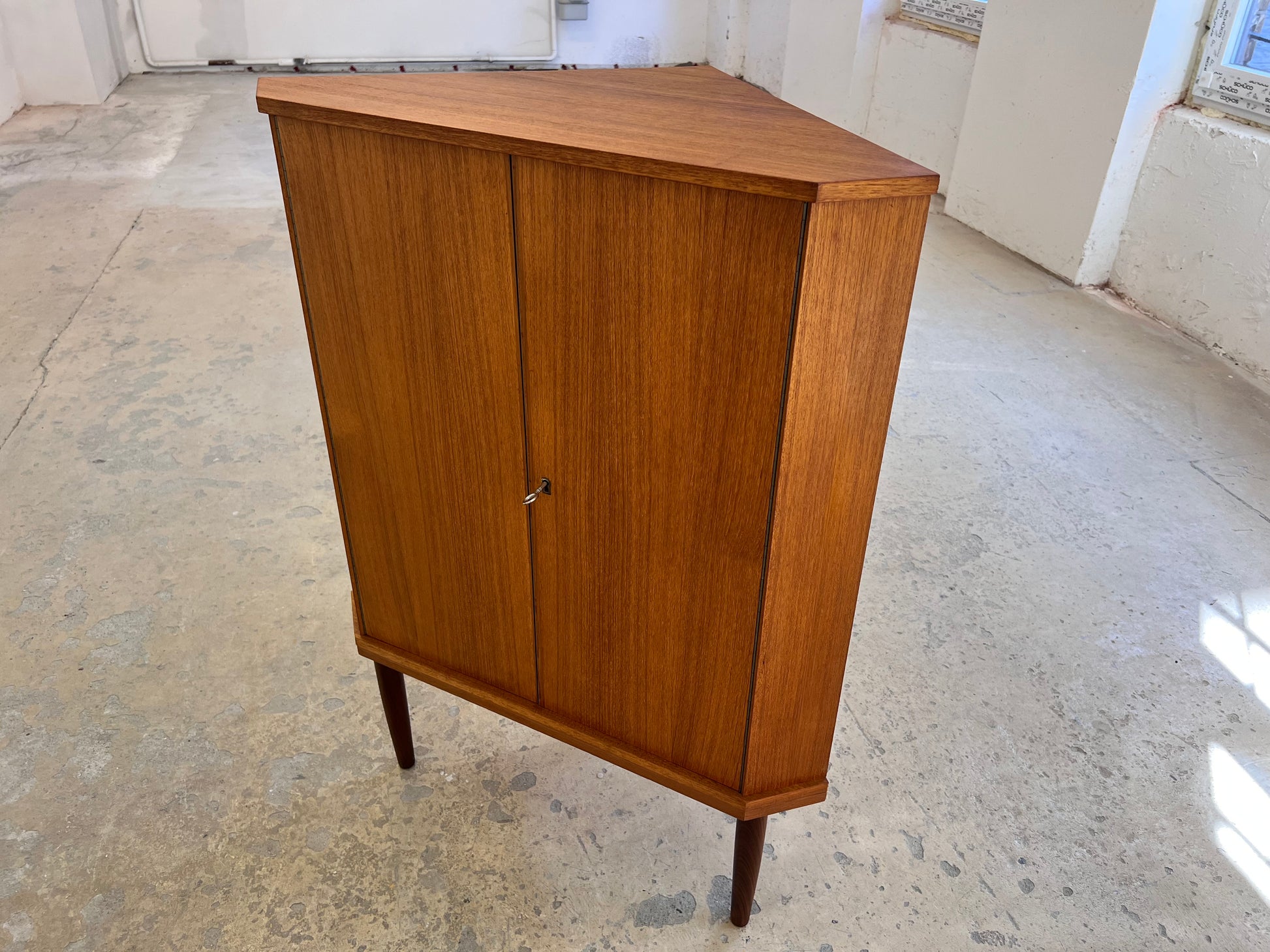 Eckschrank Teak mit Schloss aus Dänemark