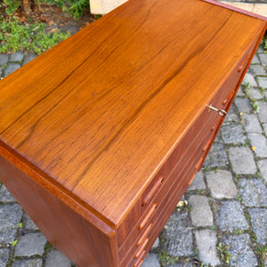 Kommode Teak mit Griffmulden & Schloss aus Dänemark