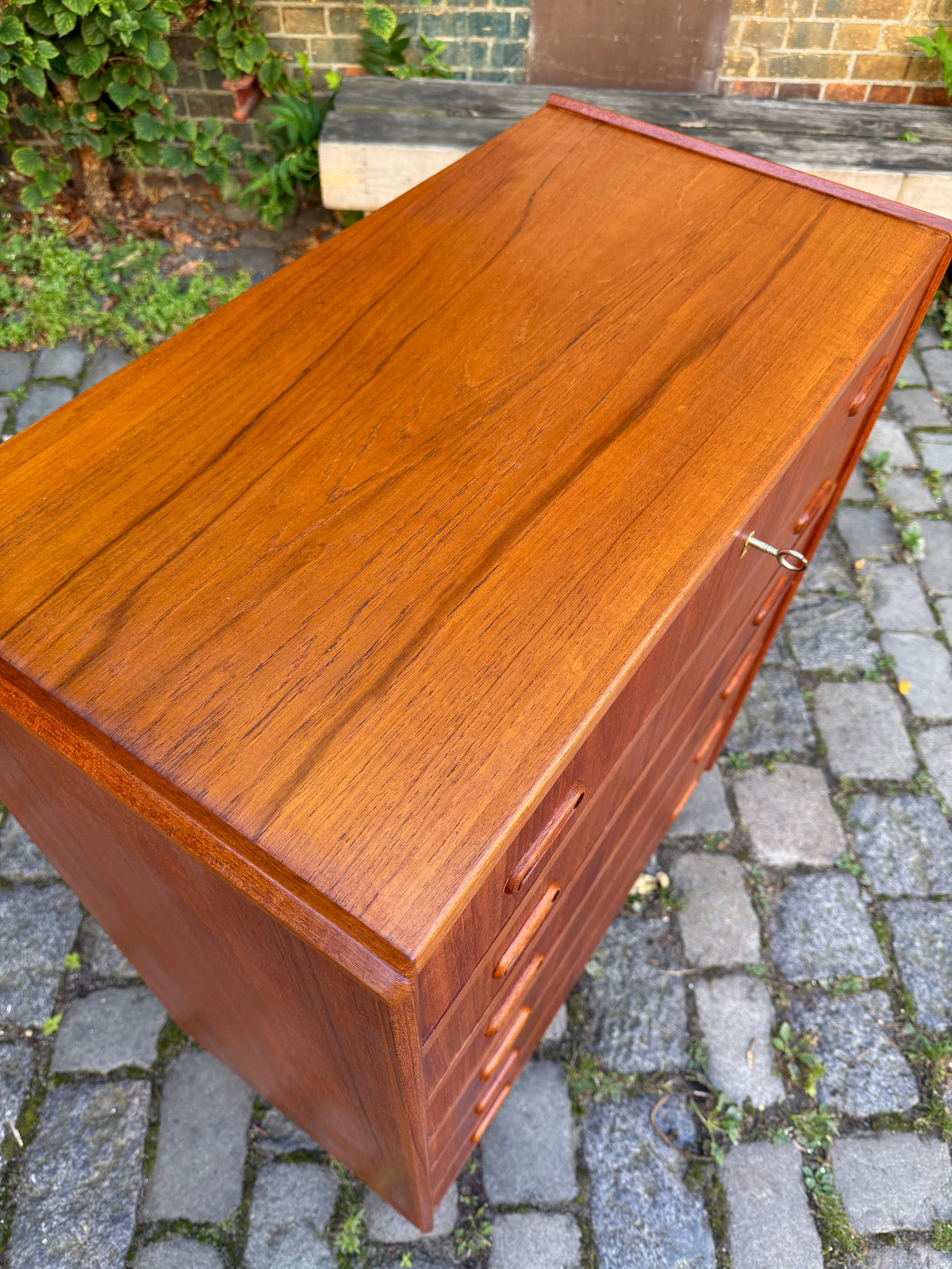 Kommode Teak mit Griffmulden & Schloss aus Dänemark