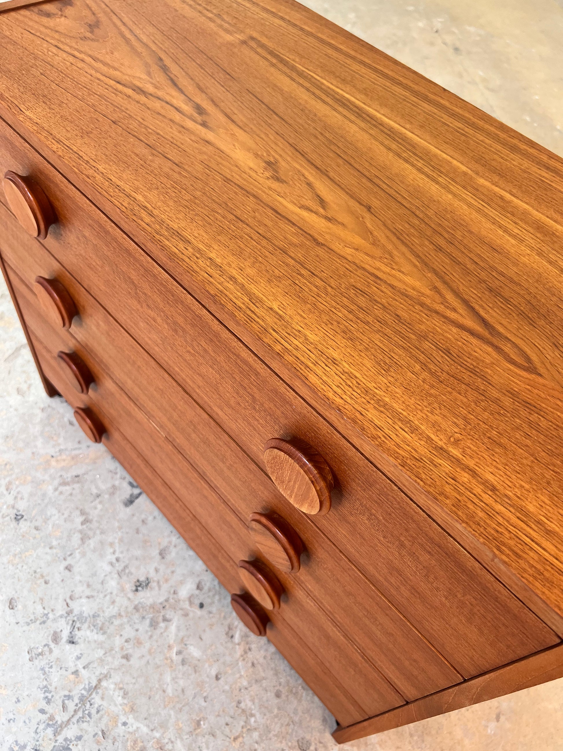 Kommode Teak mit runden Griffen aus Dänemark
