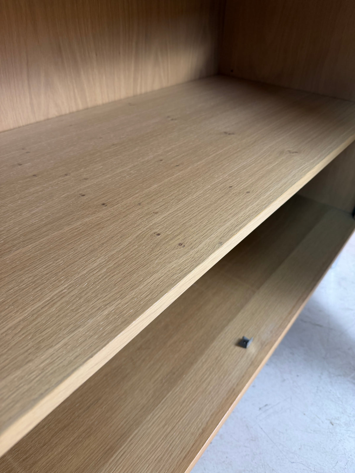 Schrank Eiche mit neuen Chromfüßen von WK Möbel