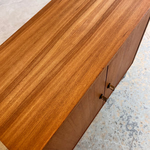 Schrank Esche mit neuen Chromfüßen