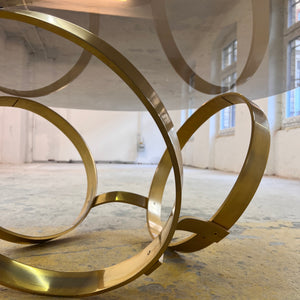 Runder Hesterberg Couchtisch mit Kreisgestell Messing Rauchglas