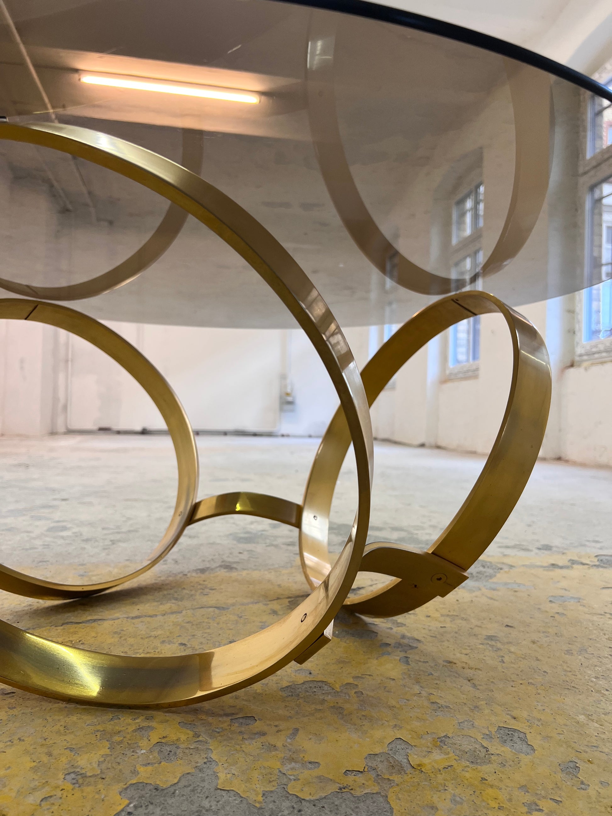 Runder Hesterberg Couchtisch mit Kreisgestell Messing Rauchglas