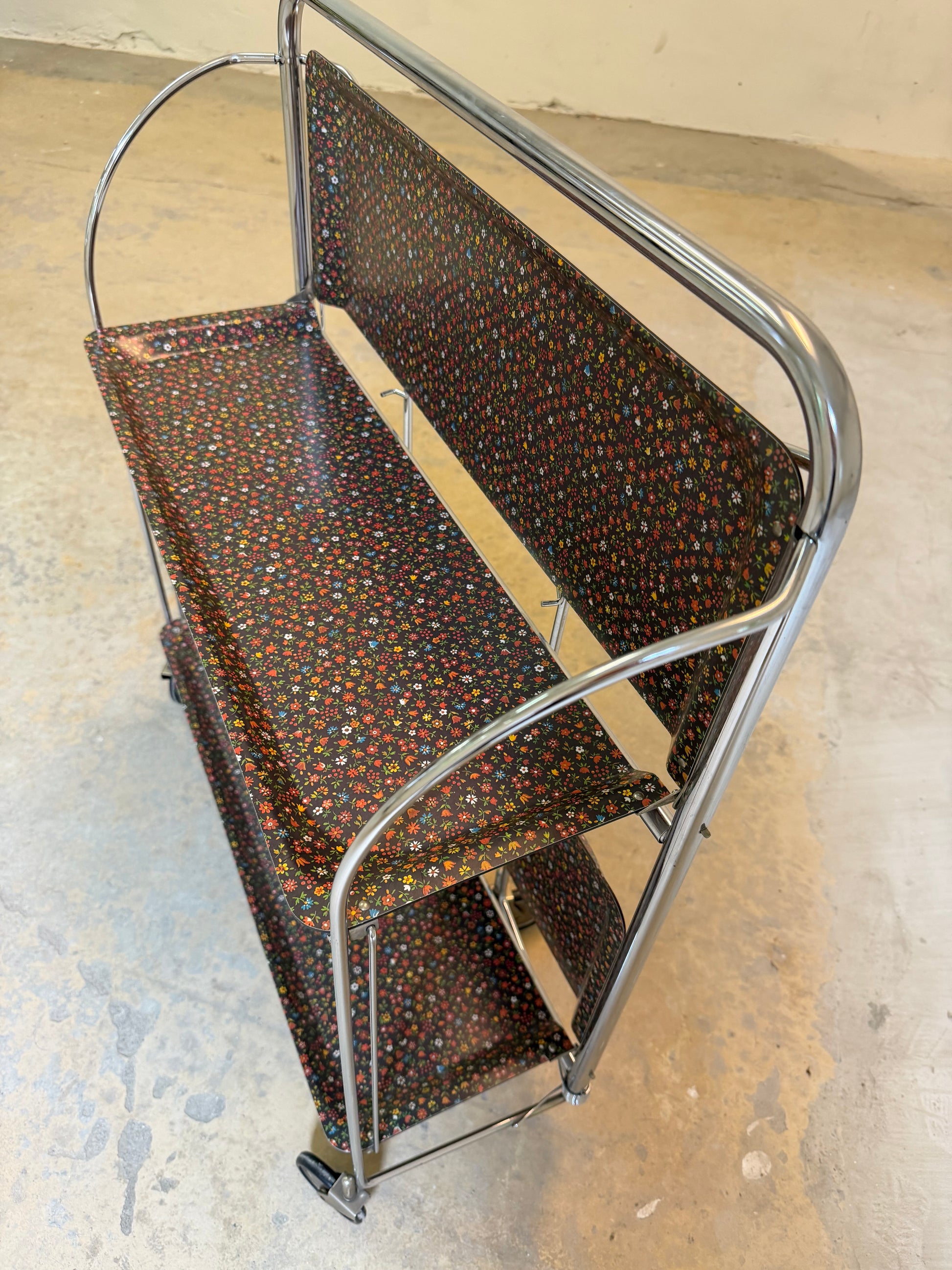 Dinette Servierwagen mit Blümchen und Chrom