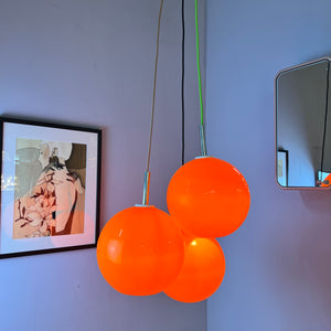 Große Kugellampe orange Kunststoff mit Chromstab