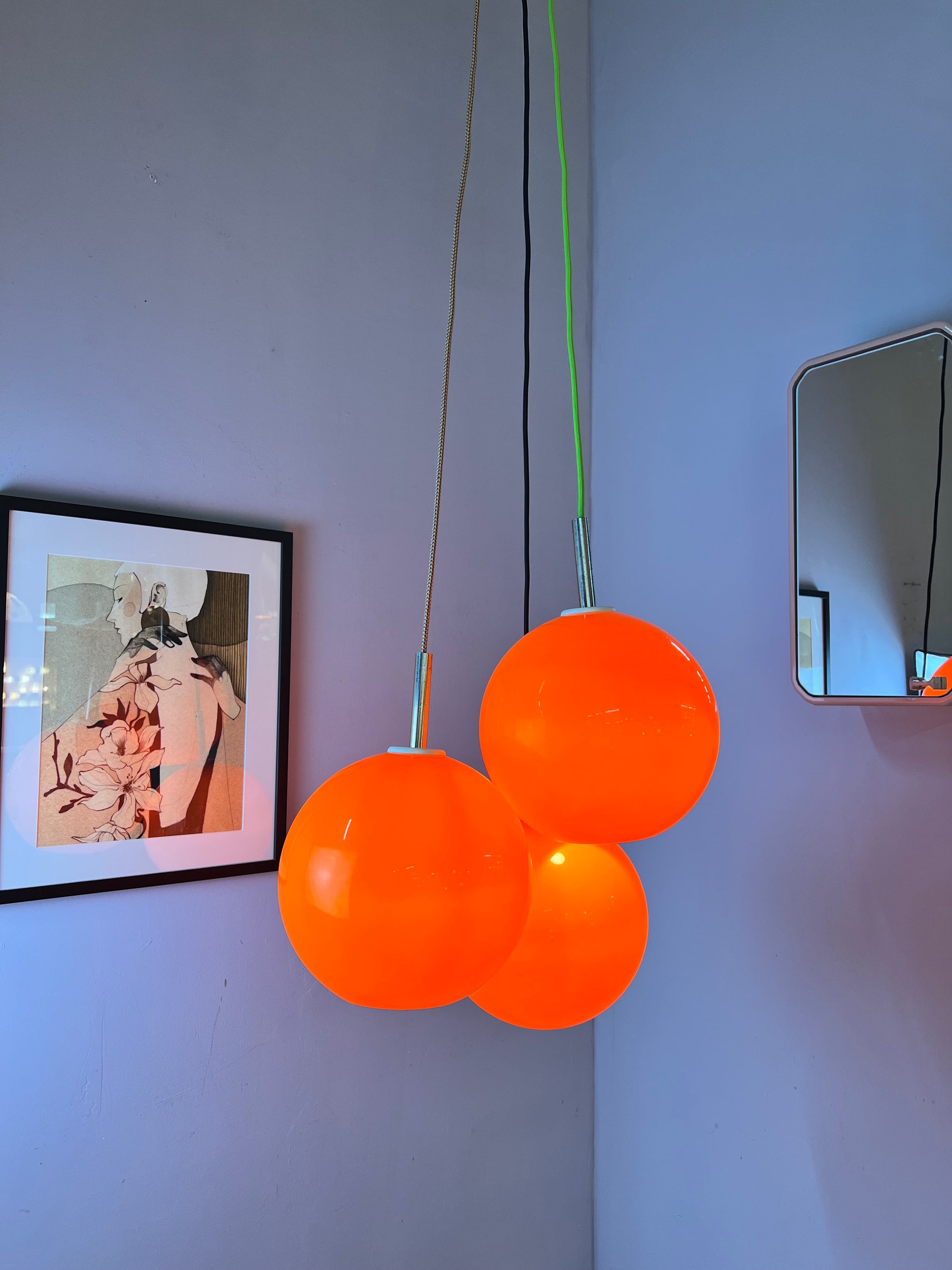 Große Kugellampe orange Kunststoff mit Chromstab