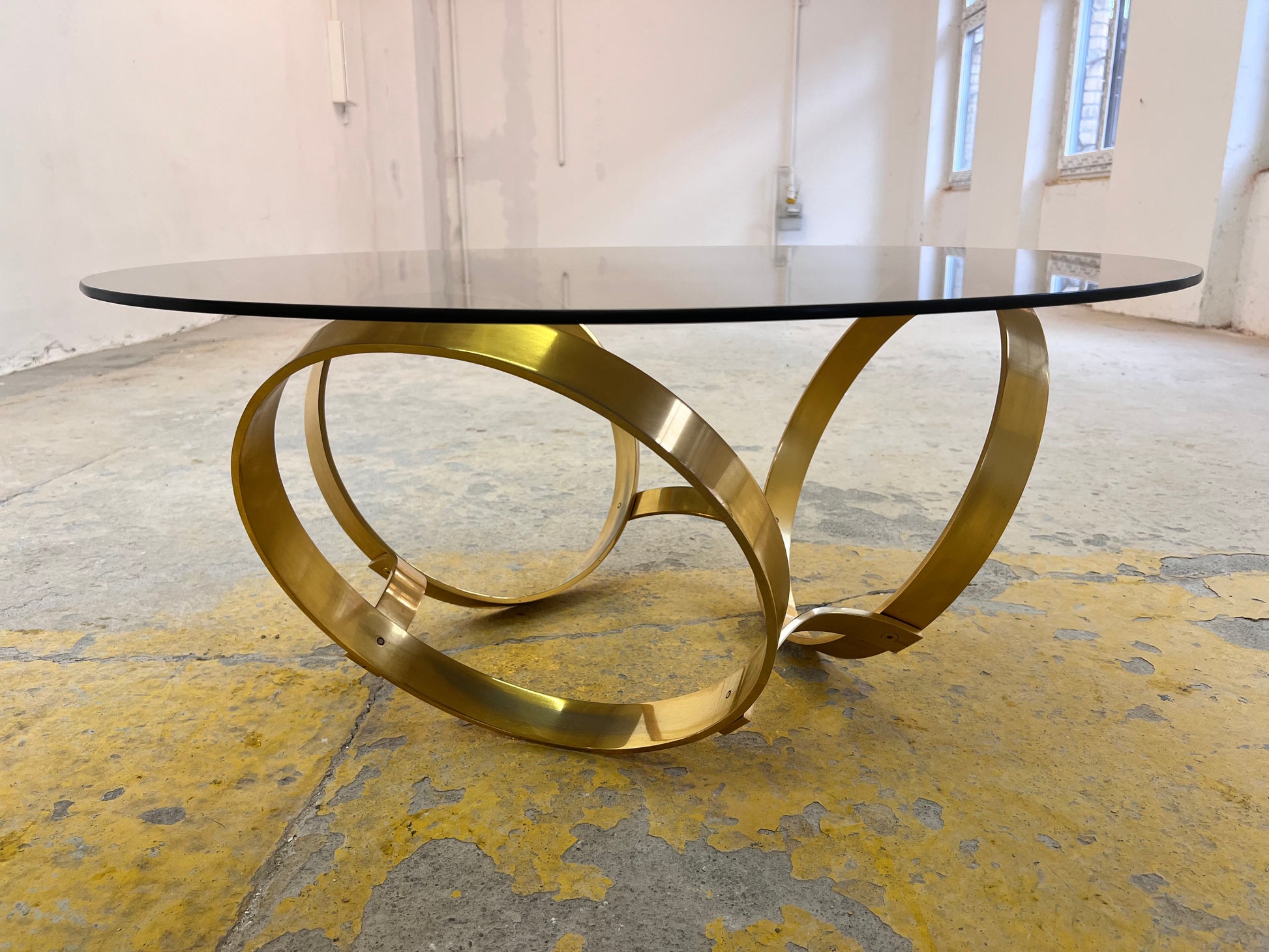 Runder Hesterberg Couchtisch mit Kreisgestell Messing Rauchglas