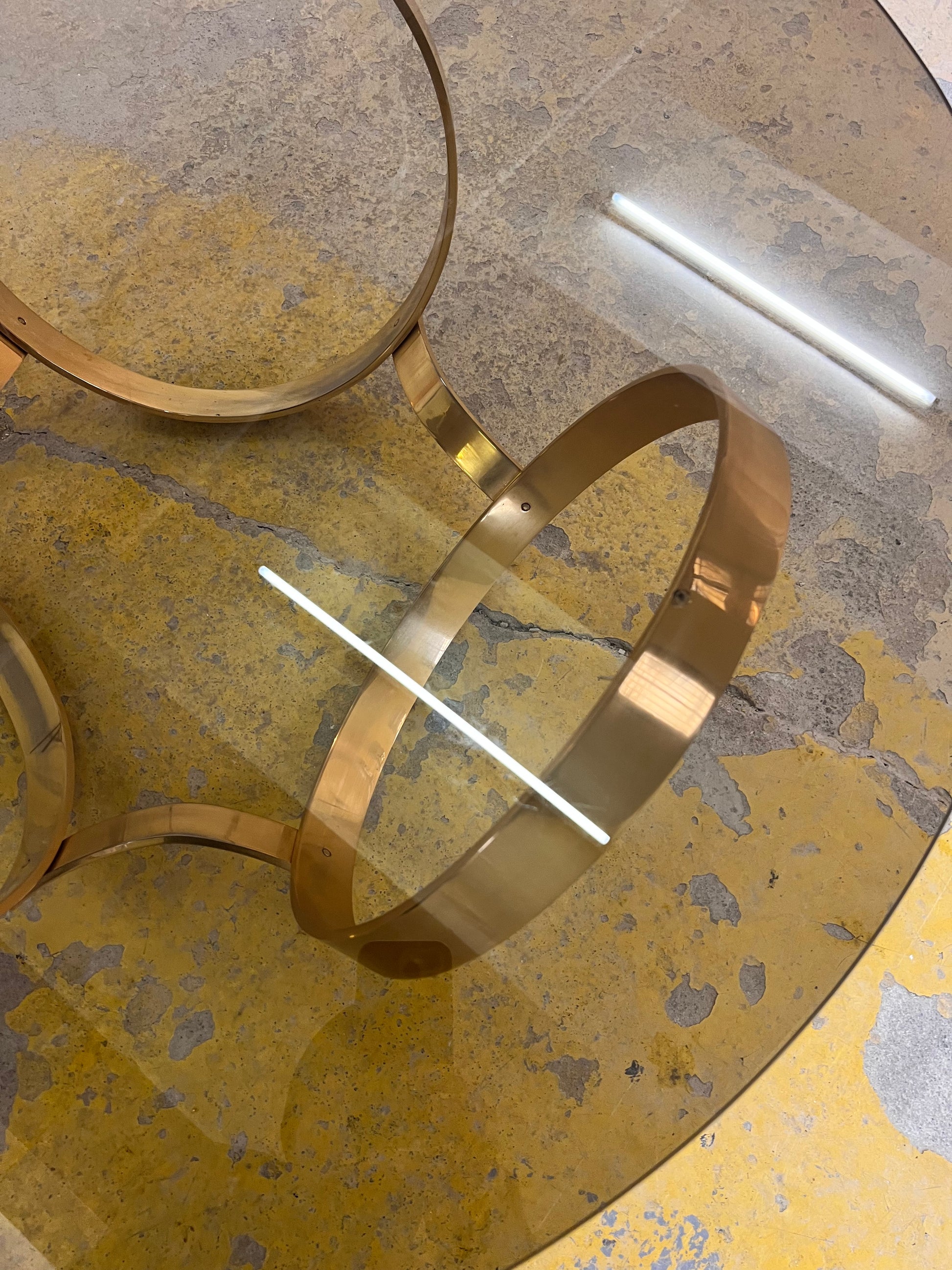 Runder Hesterberg Couchtisch mit Kreisgestell Messing Rauchglas