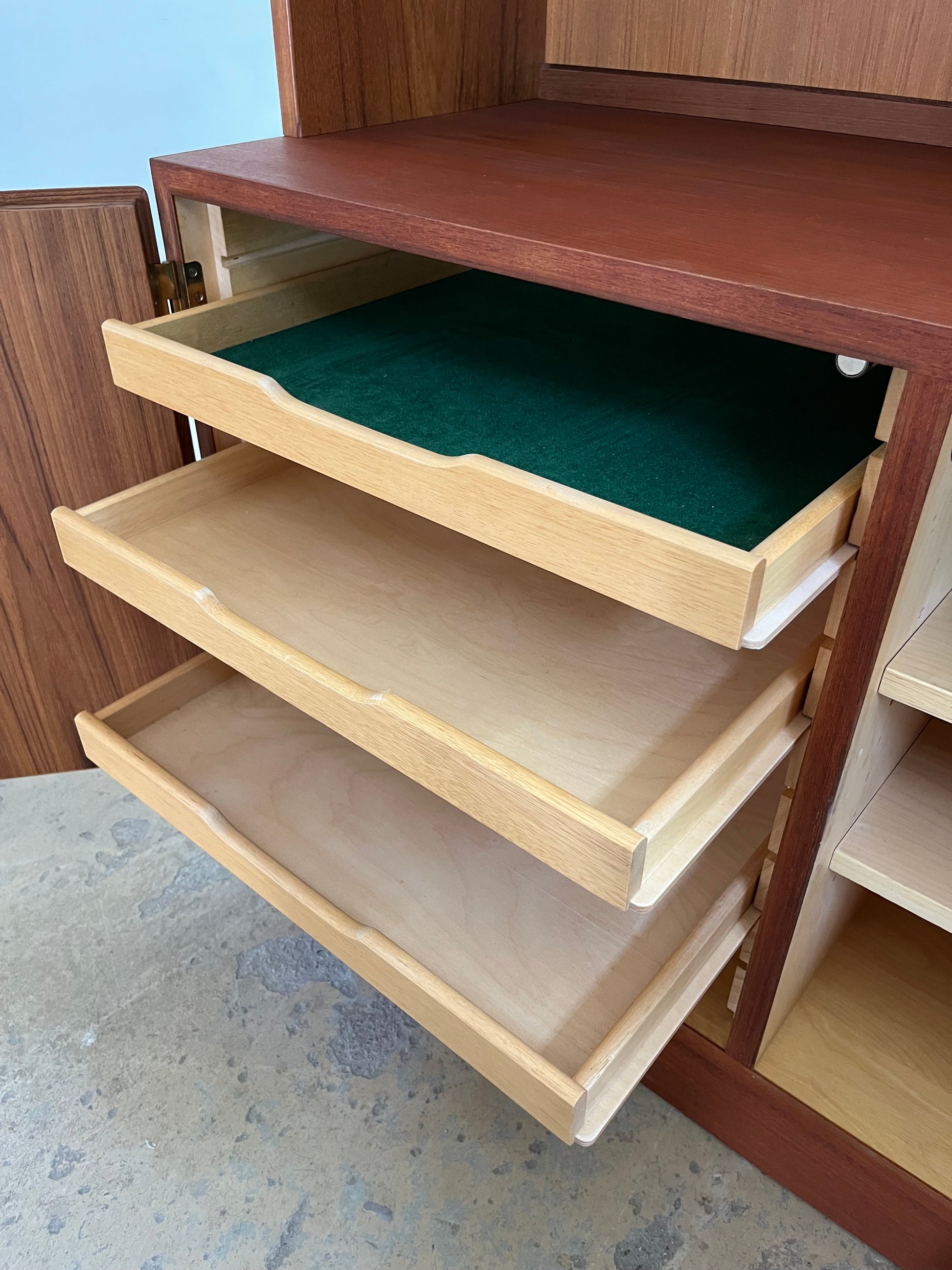 Vitrine Teak mit Schiebetüren von Hundevad