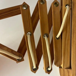 Scherenlampe beige Holz von Le Klint