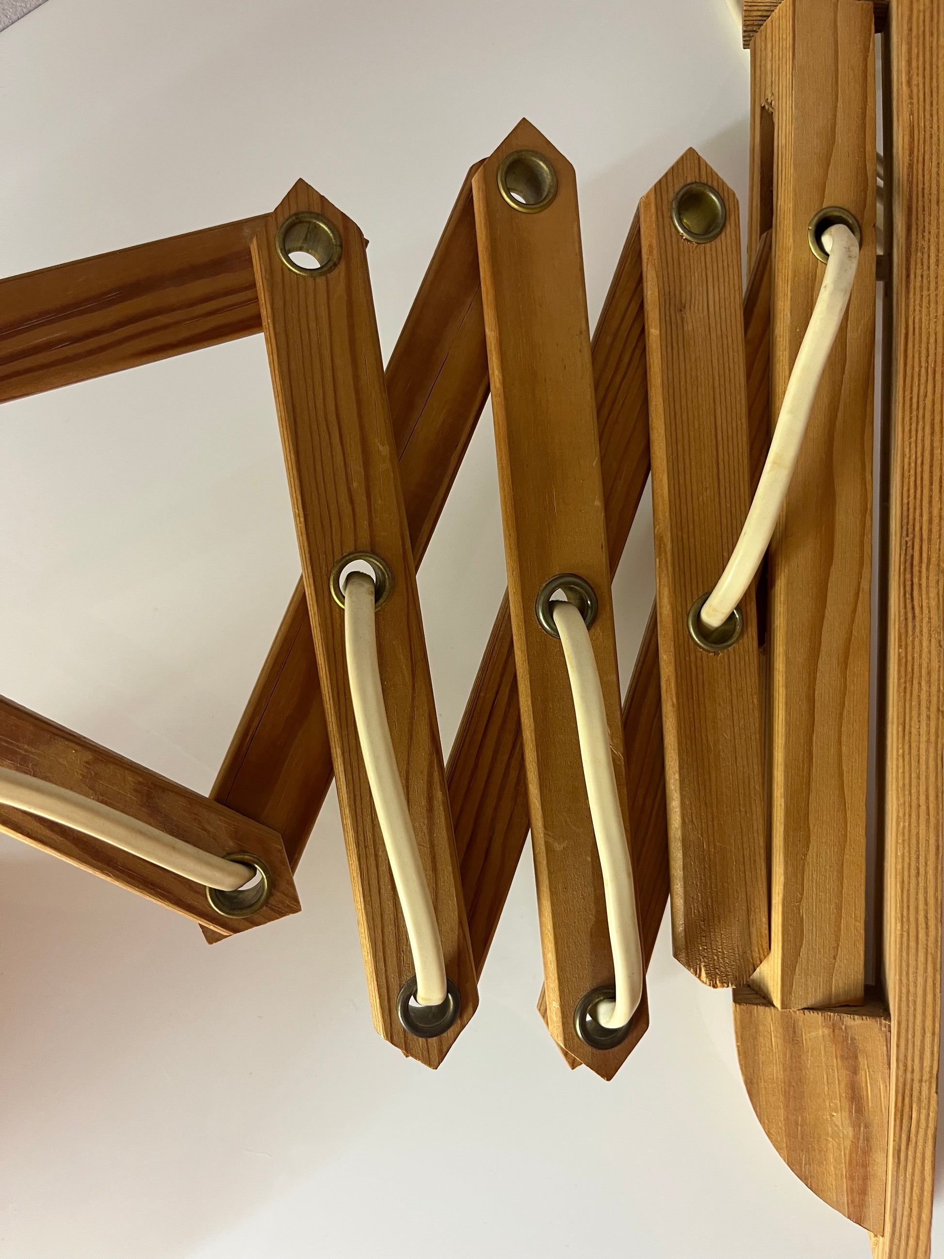 Scherenlampe beige Holz von Le Klint