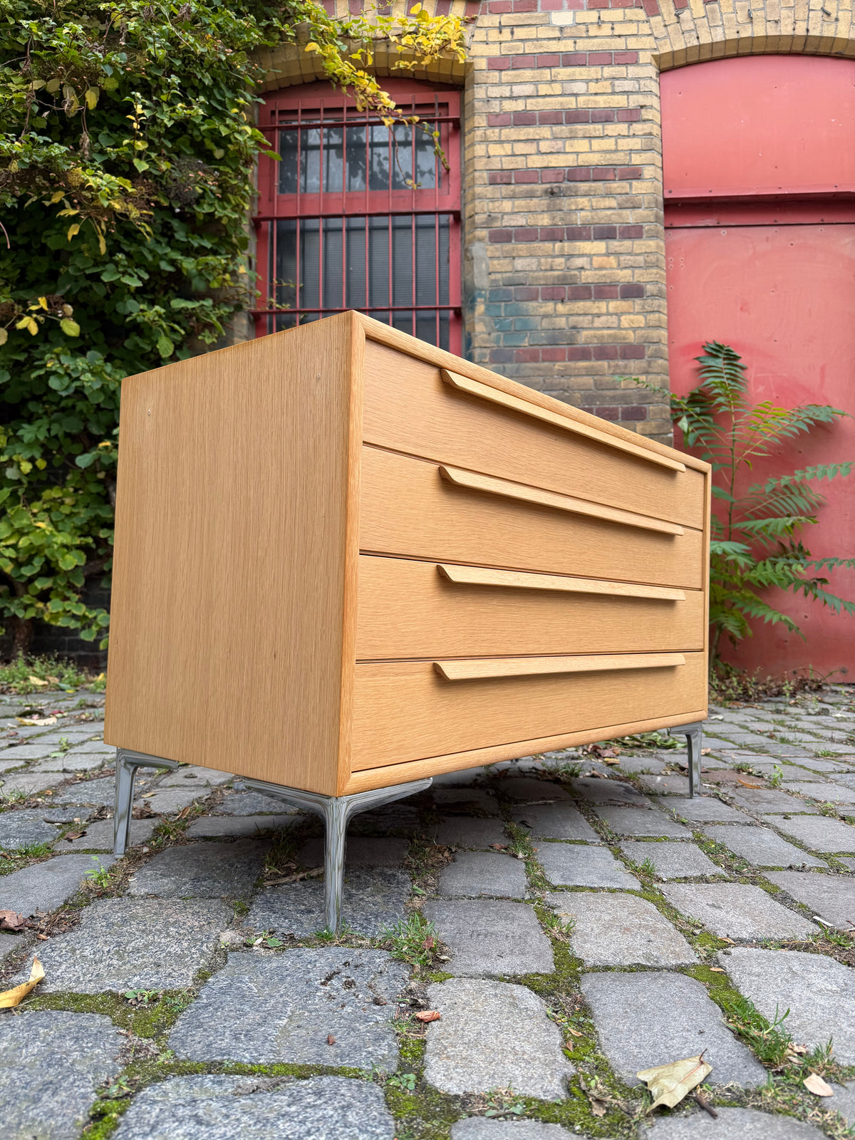 Kommode Eiche mit neuen Chromfüßen von WK Möbel