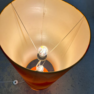 Stehlampe orange mit leuchtendem Glasfuß und 70er Schirm von Pako