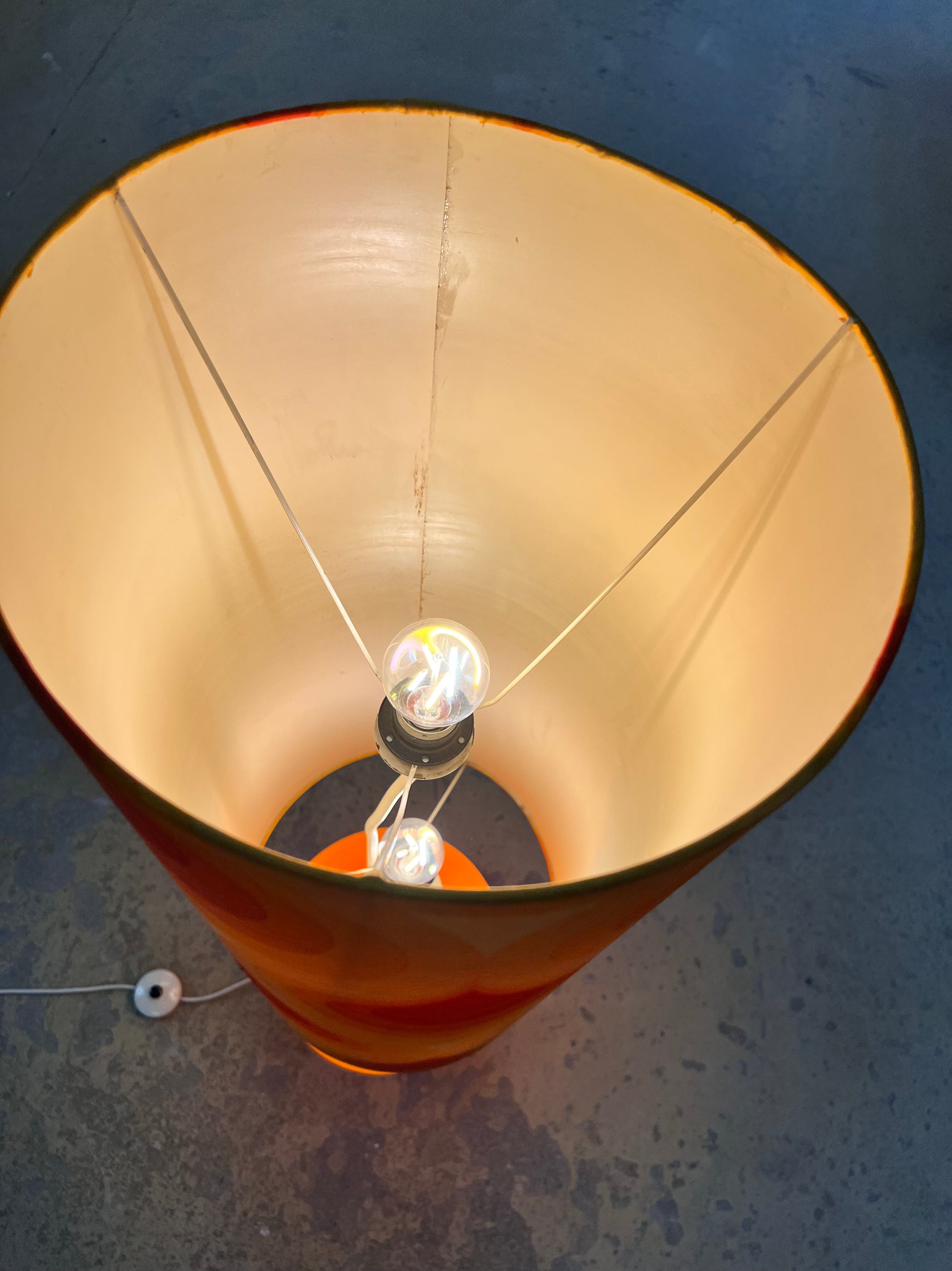 Stehlampe orange mit leuchtendem Glasfuß und 70er Schirm von Pako