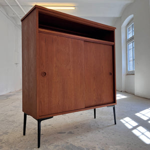 Schrank Teak mit Schiebetüren aus Dänemark