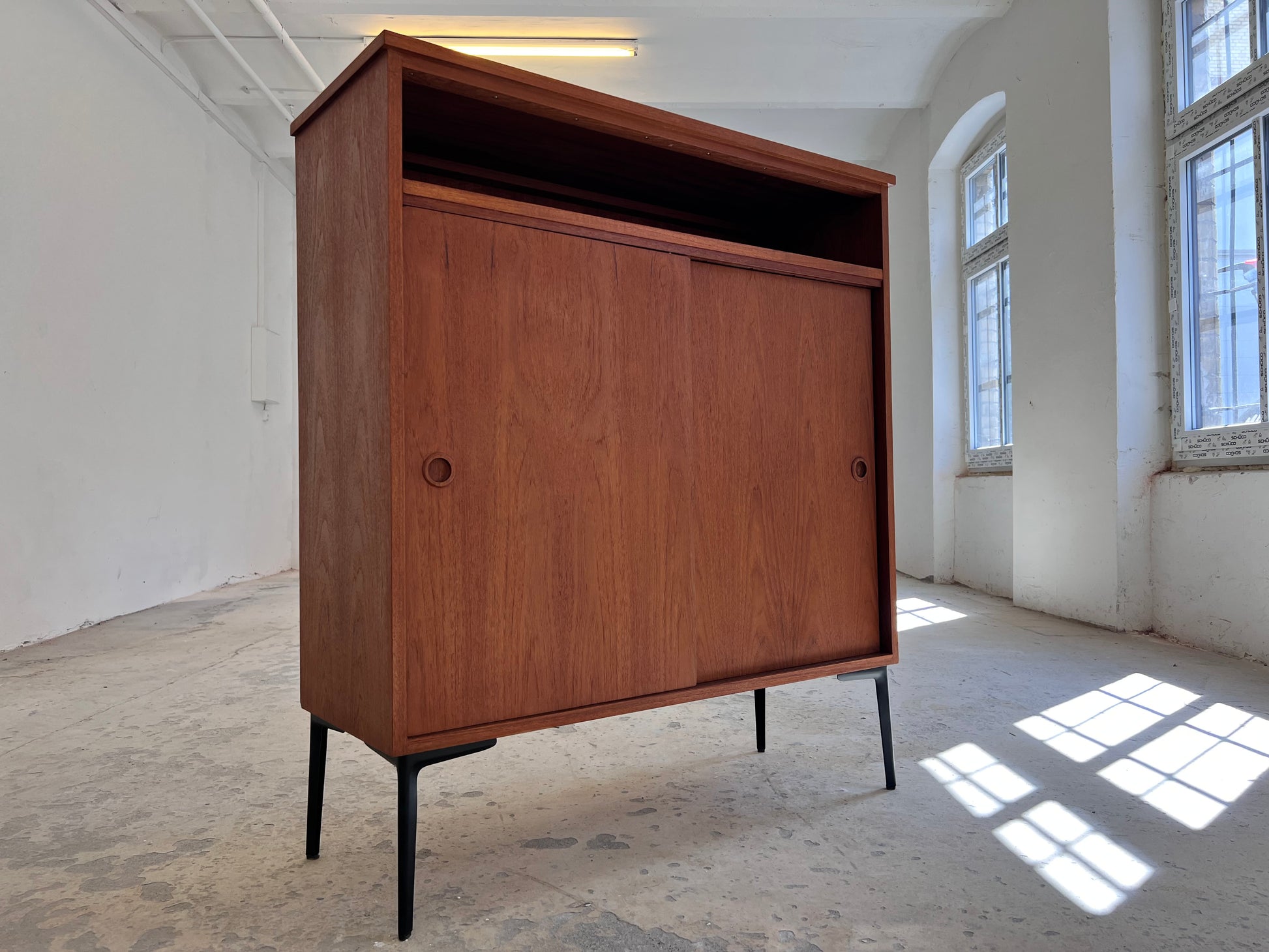 Schrank Teak mit Schiebetüren aus Dänemark