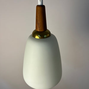 Hängelampe Opalglas mit Teak & Messing Kabelführung aus Dänemark