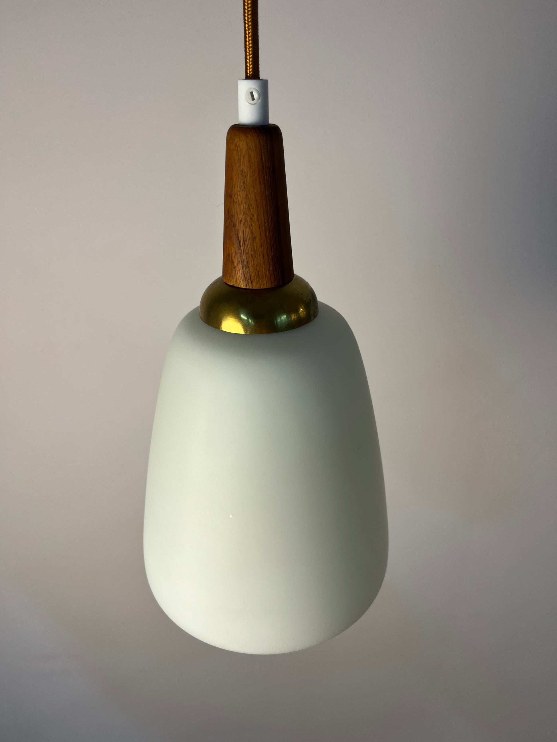 Hängelampe Opalglas mit Teak & Messing Kabelführung aus Dänemark