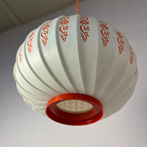 Hängelampe mit roten Blumendetails von Lars Schiøler