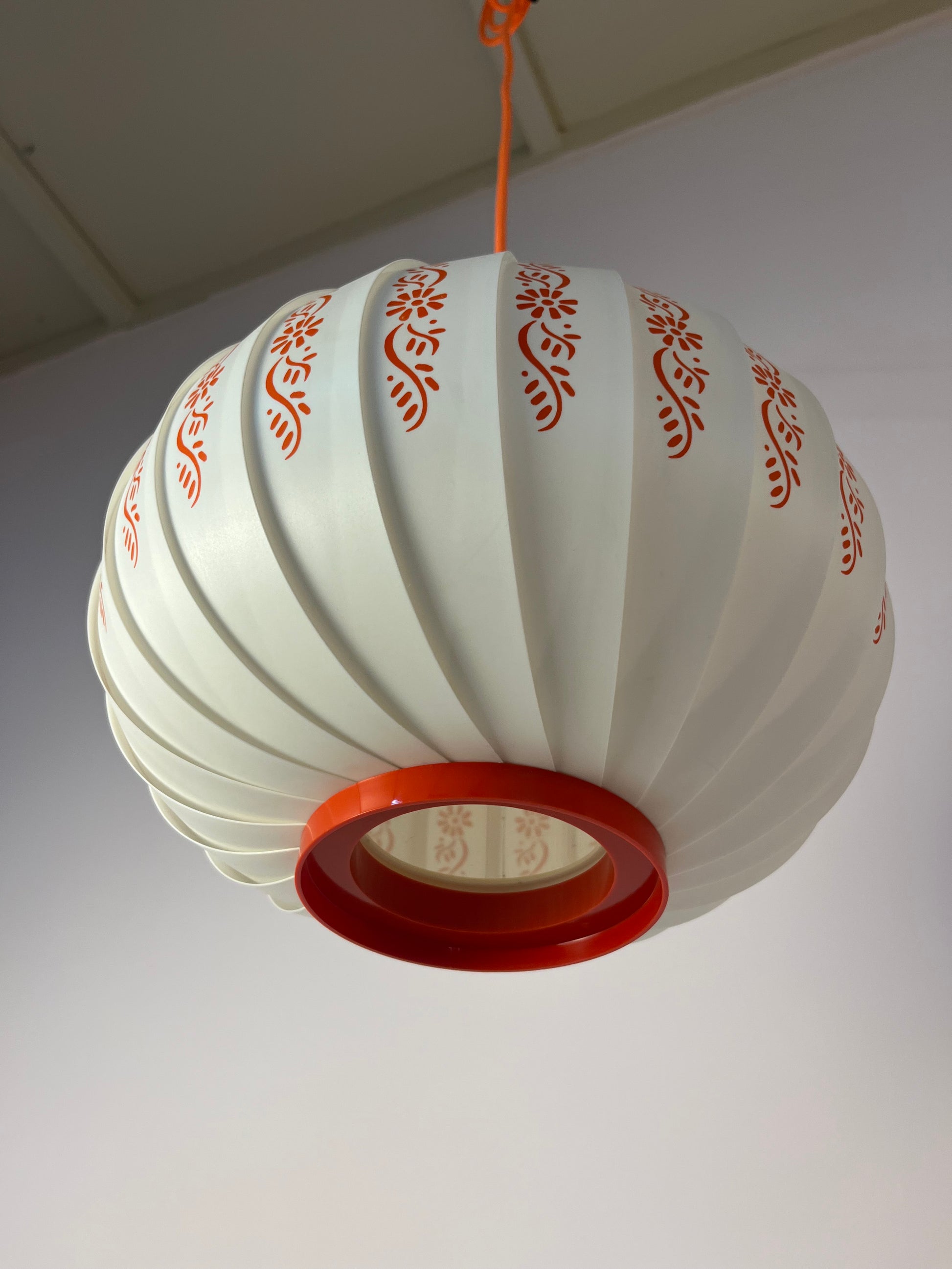 Hängelampe mit roten Blumendetails von Lars Schiøler