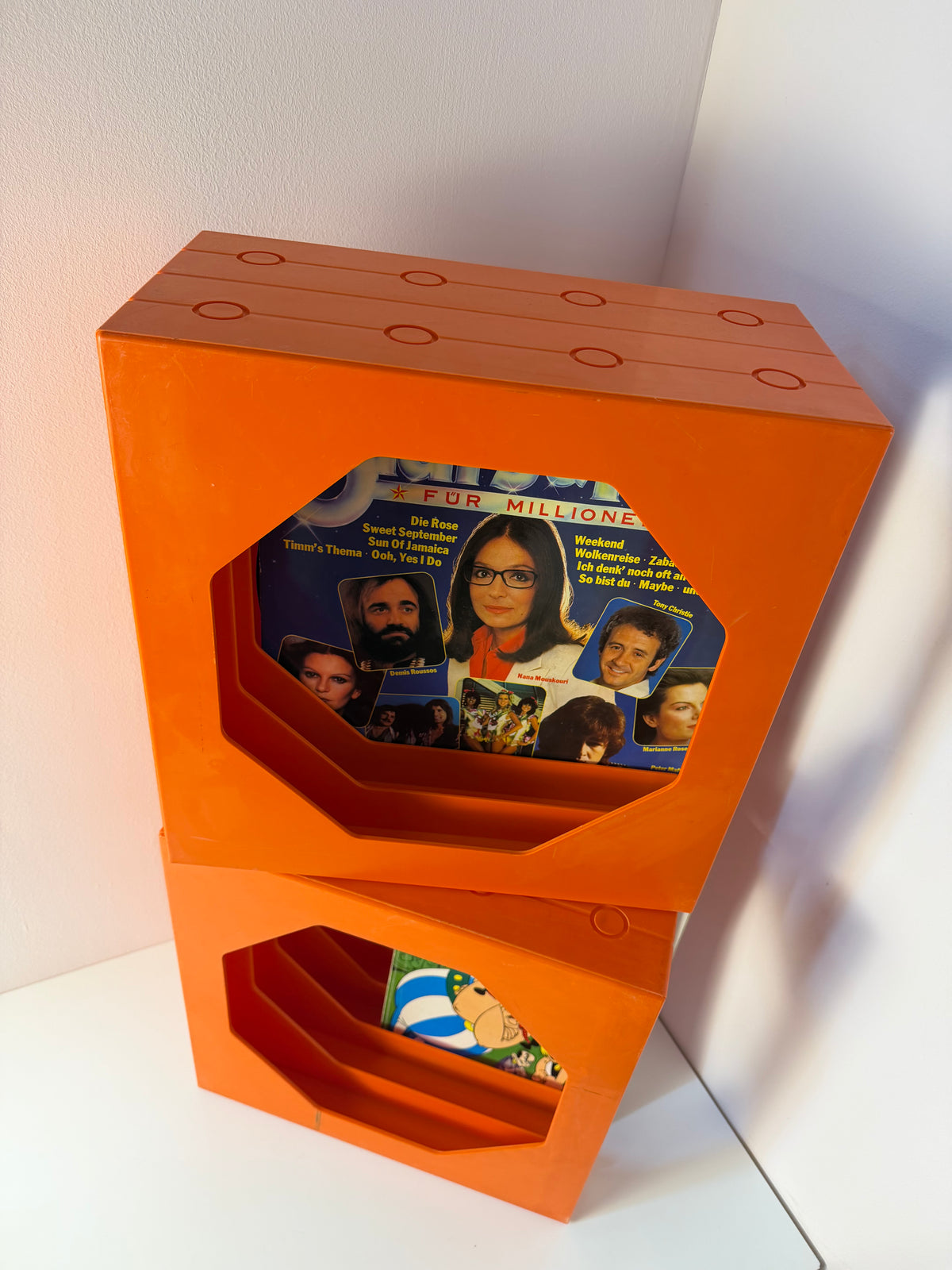 Schallplattenständer orange von Schweizer Design