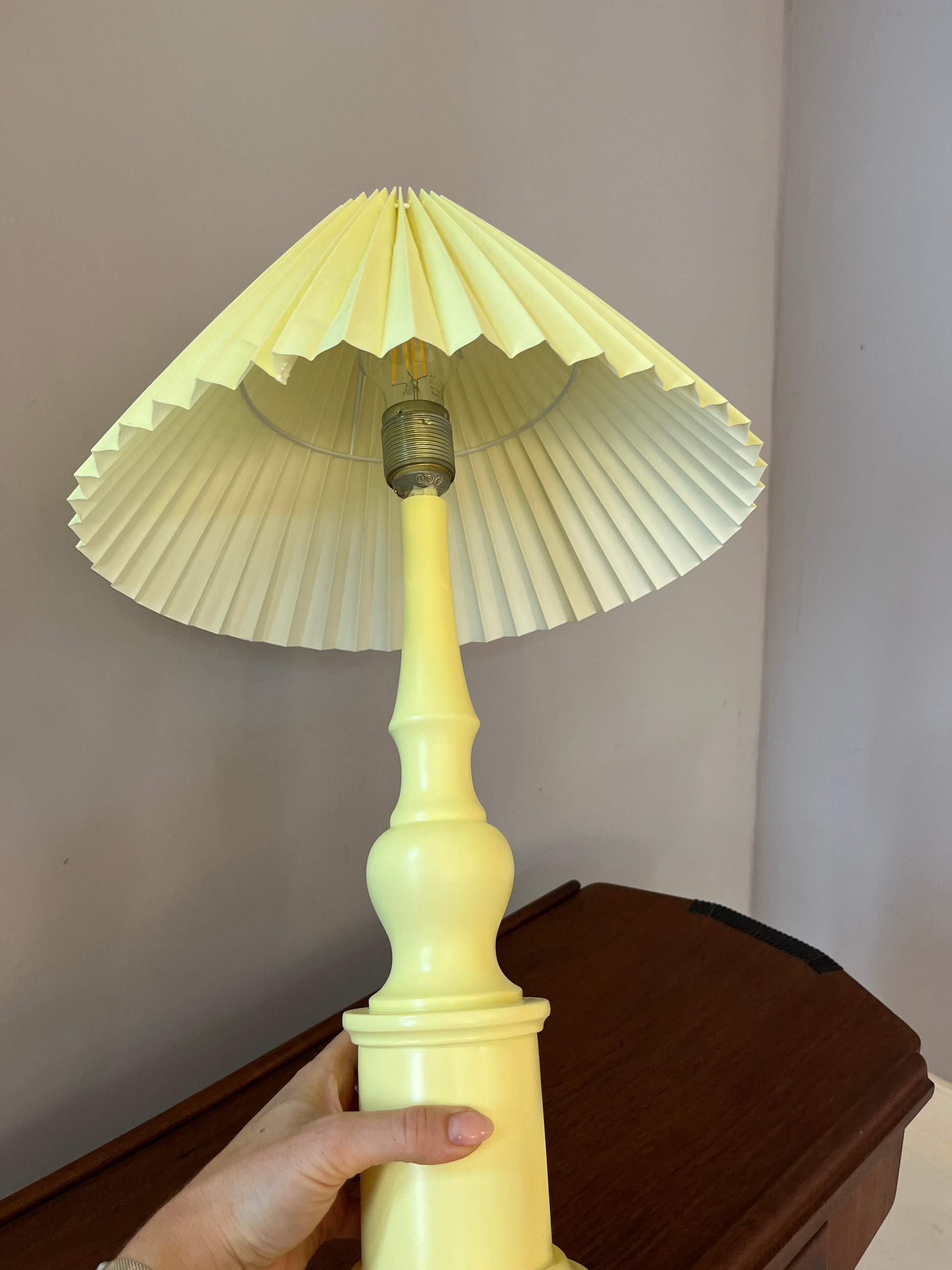 Tischlampe butteryellow neu lackiert