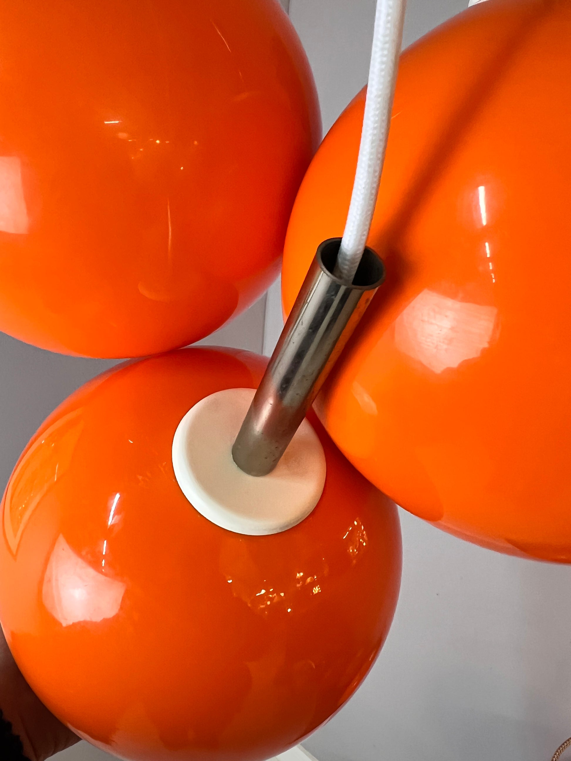 Kleine Kugellampe orange Kunststoff mit Chromstab