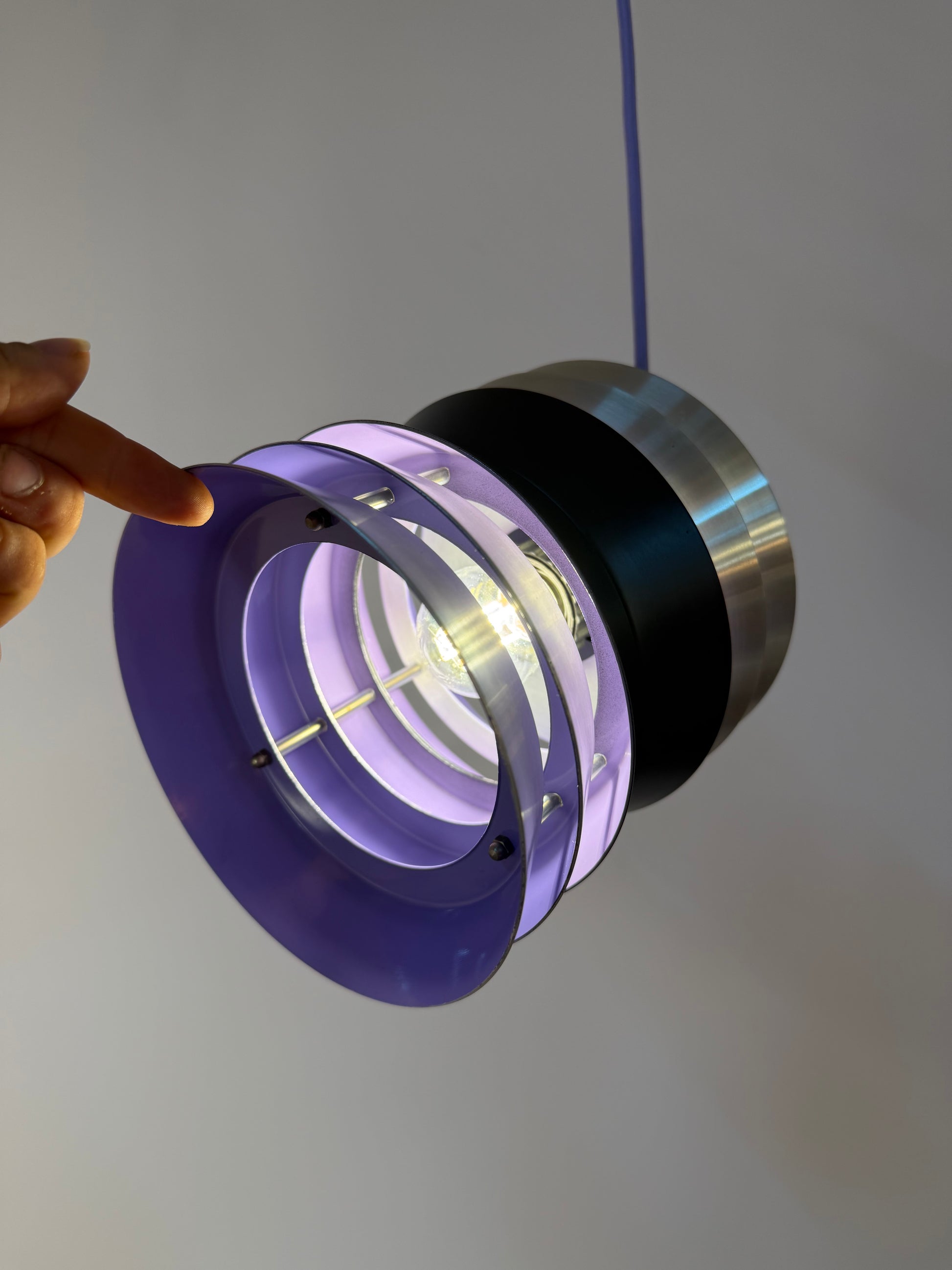 Lamellenlampe Trava silber schwarz lila von Carl Thore für Granhaga