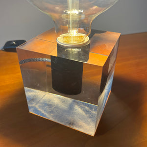 Tischlampe in Acrylkubus