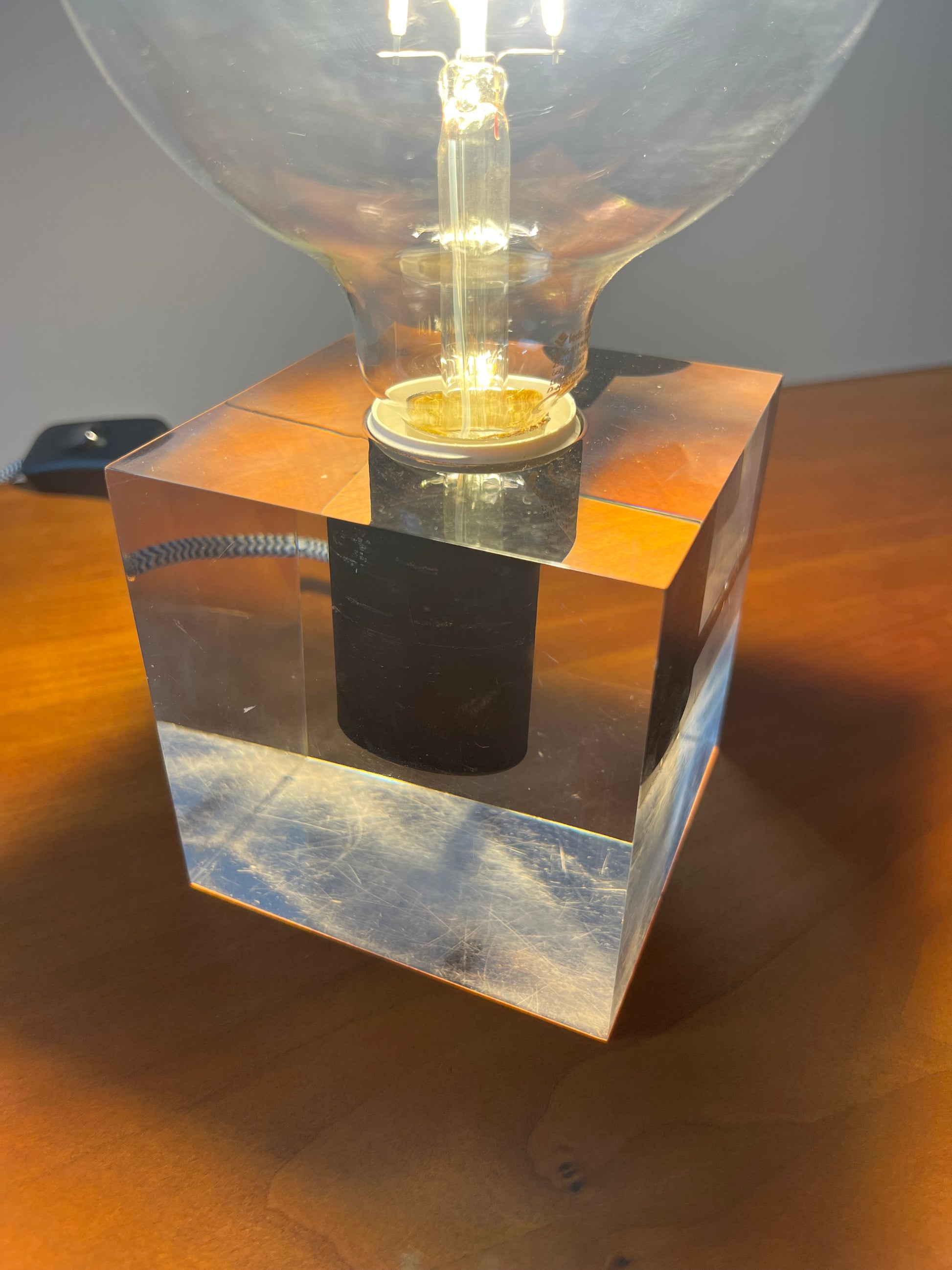 Tischlampe in Acrylkubus