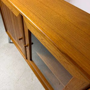 Kleiner Schrank mit Vitrine und Tür links von Dyrlund