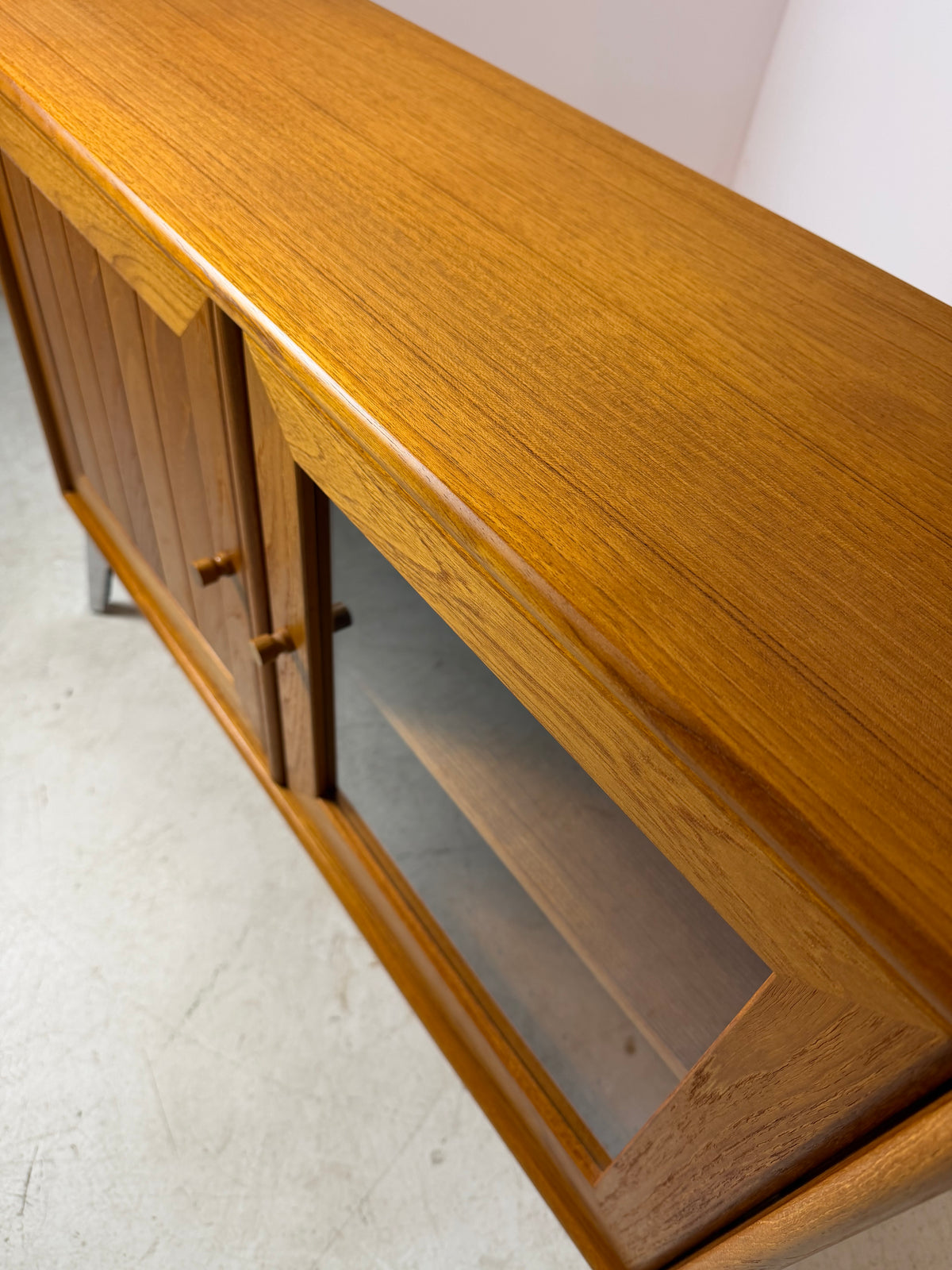 Kleiner Schrank mit Vitrine und Tür links von Dyrlund