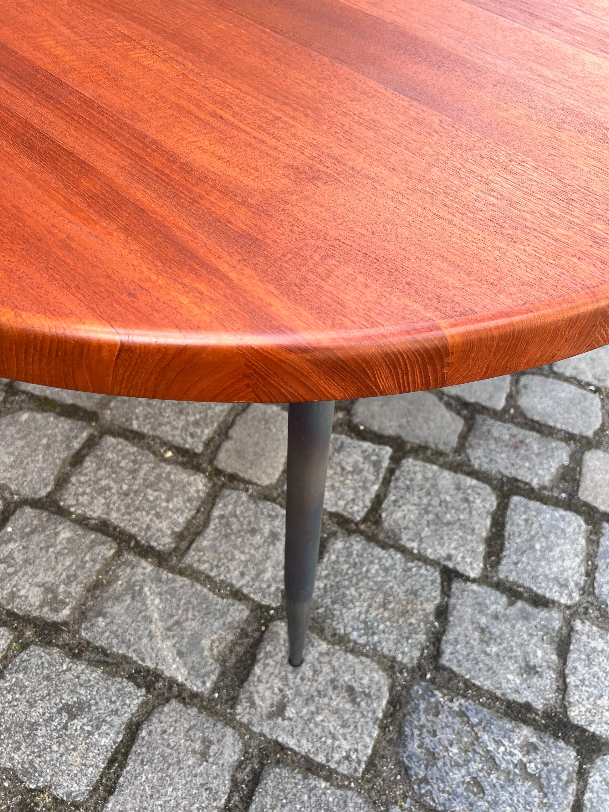 Esstisch Niels Bach mit Füßen von Natural Goods Berlin