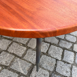 Esstisch Niels Bach mit Füßen von Natural Goods Berlin